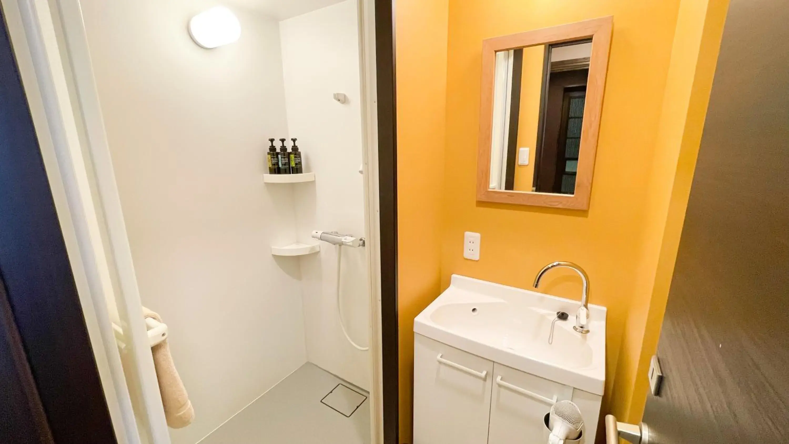 Bunk Bed in Mixed Dormitory Room in COGO Ryogoku Bunk Bed in Mixed Dormitory Room in COGO Ryogoku