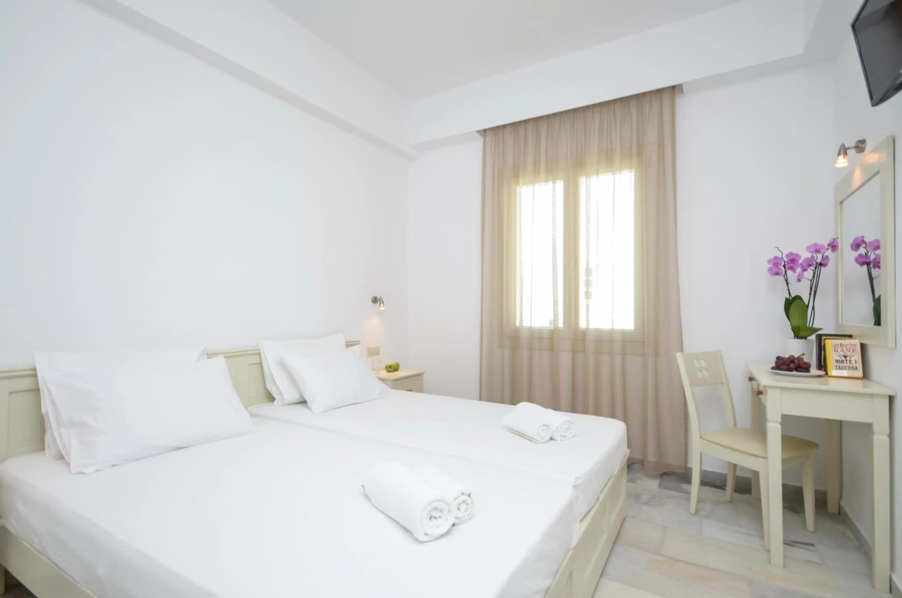 Photo of the whole room, Bed in Soula Naxos