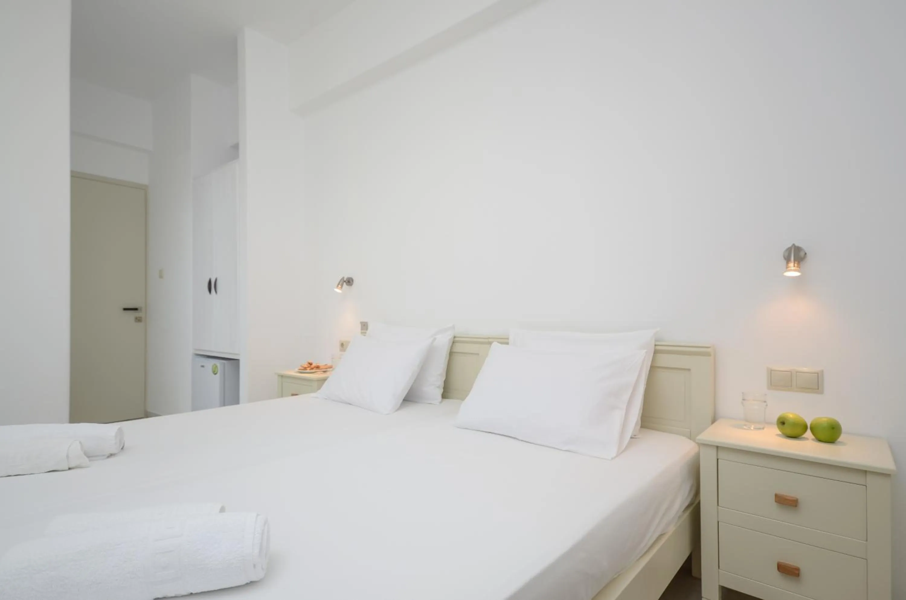 Photo of the whole room, Bed in Soula Naxos