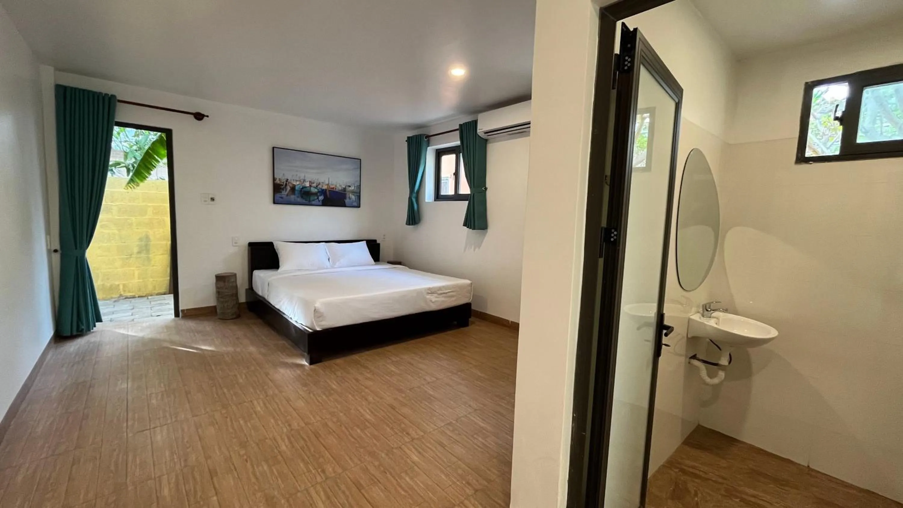 Photo of the whole room, Bed in Mi Nhon Em Hotel Muine