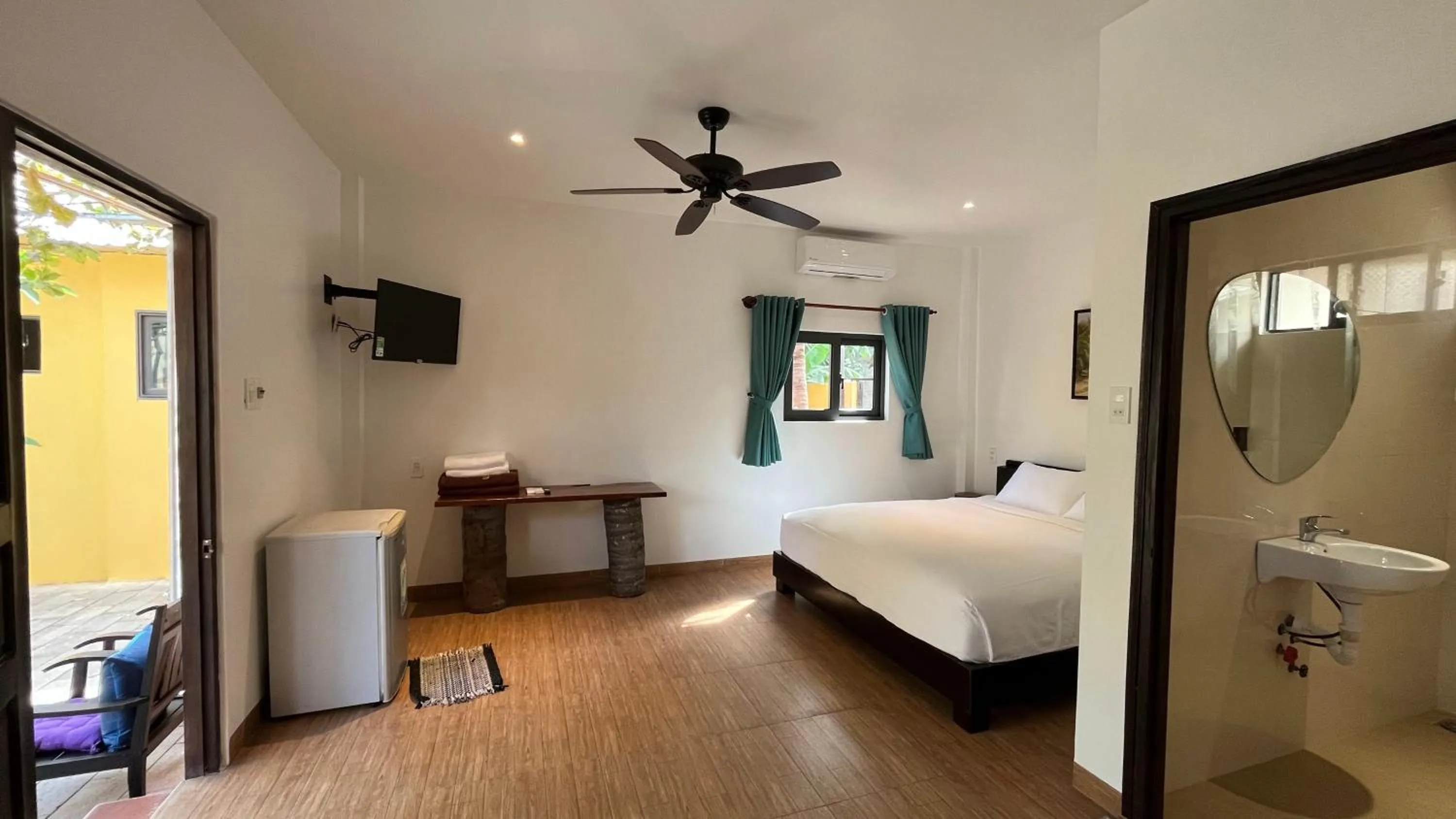 Photo of the whole room, Bed in Mi Nhon Em Hotel Muine