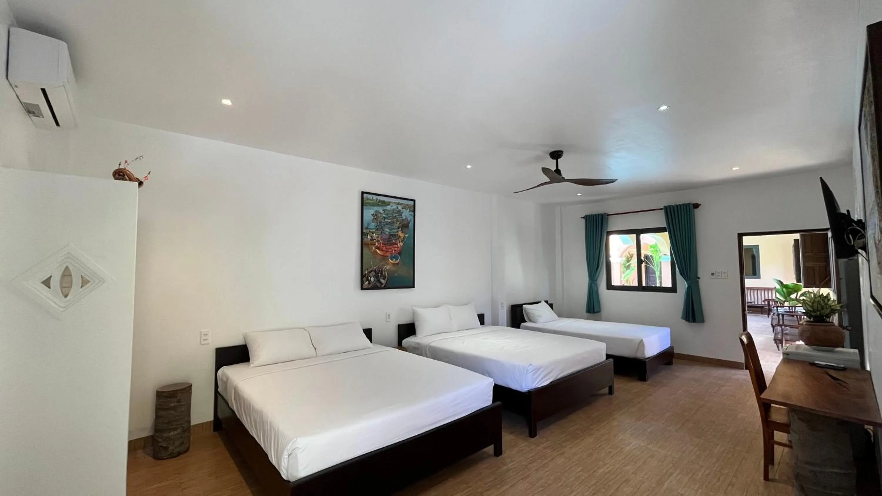 Photo of the whole room, Bed in Mi Nhon Em Hotel Muine