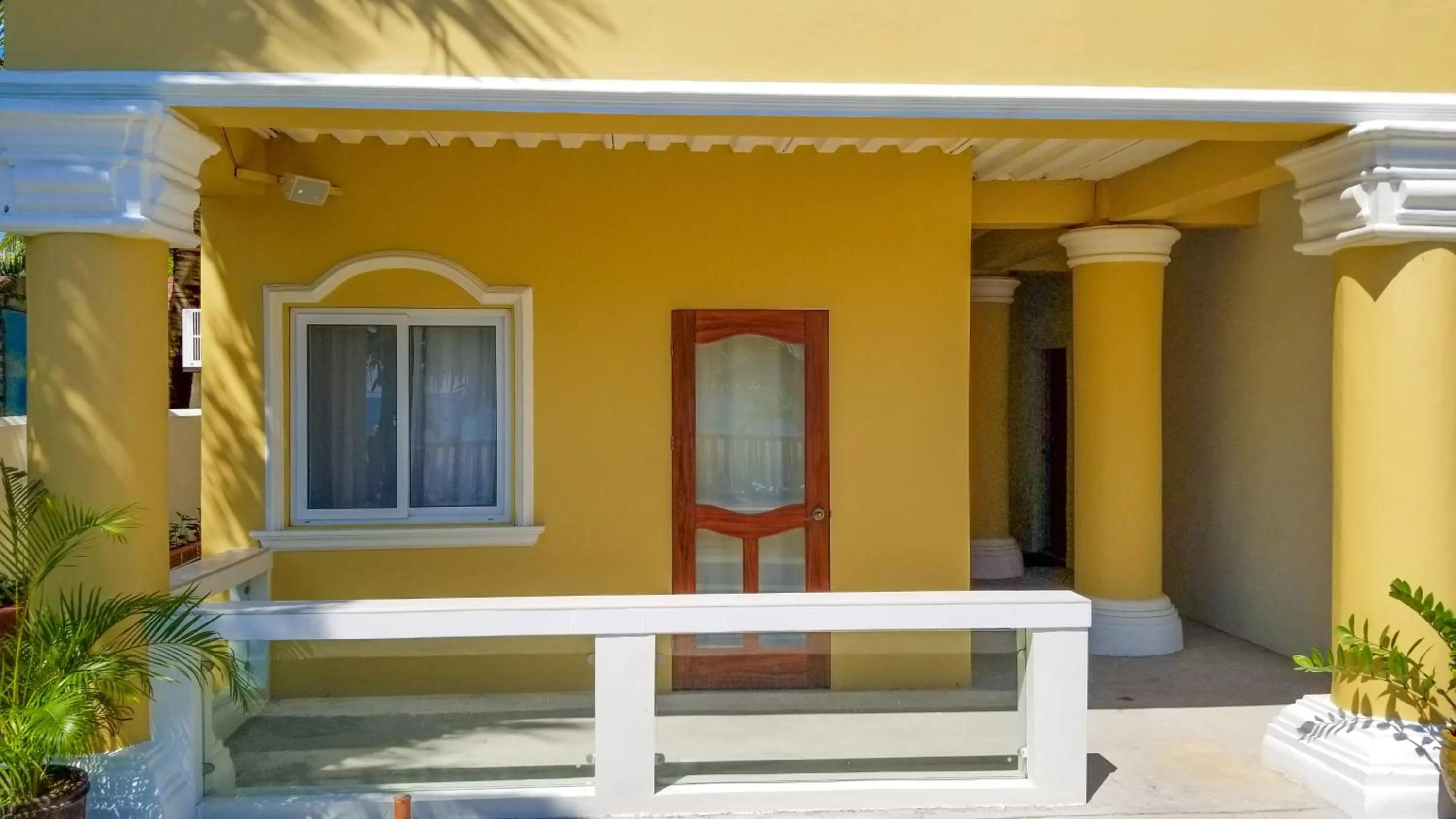 Property building in Crystal Shores Beach Resort powered by Cocotel