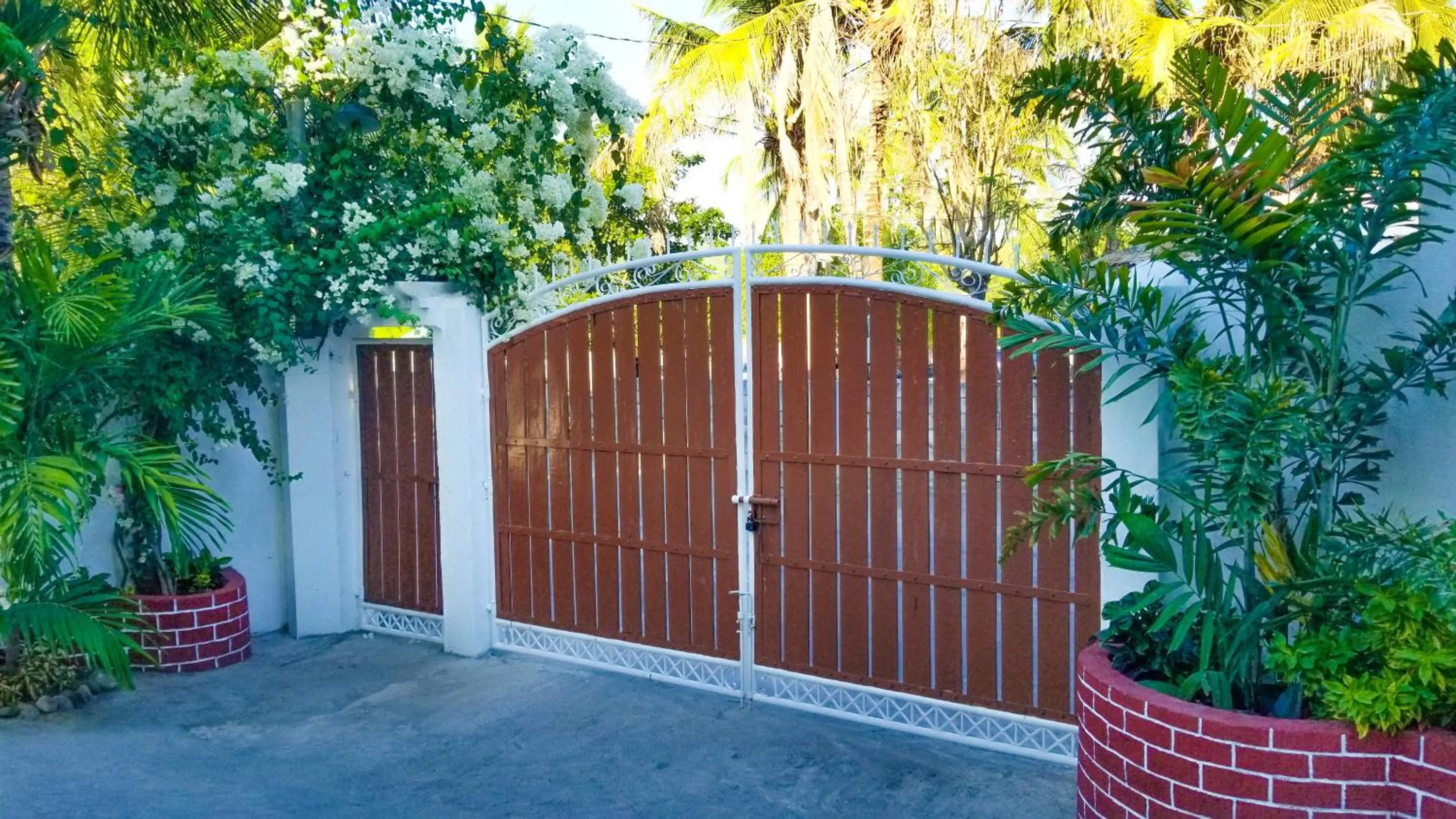 Property building in Crystal Shores Beach Resort powered by Cocotel