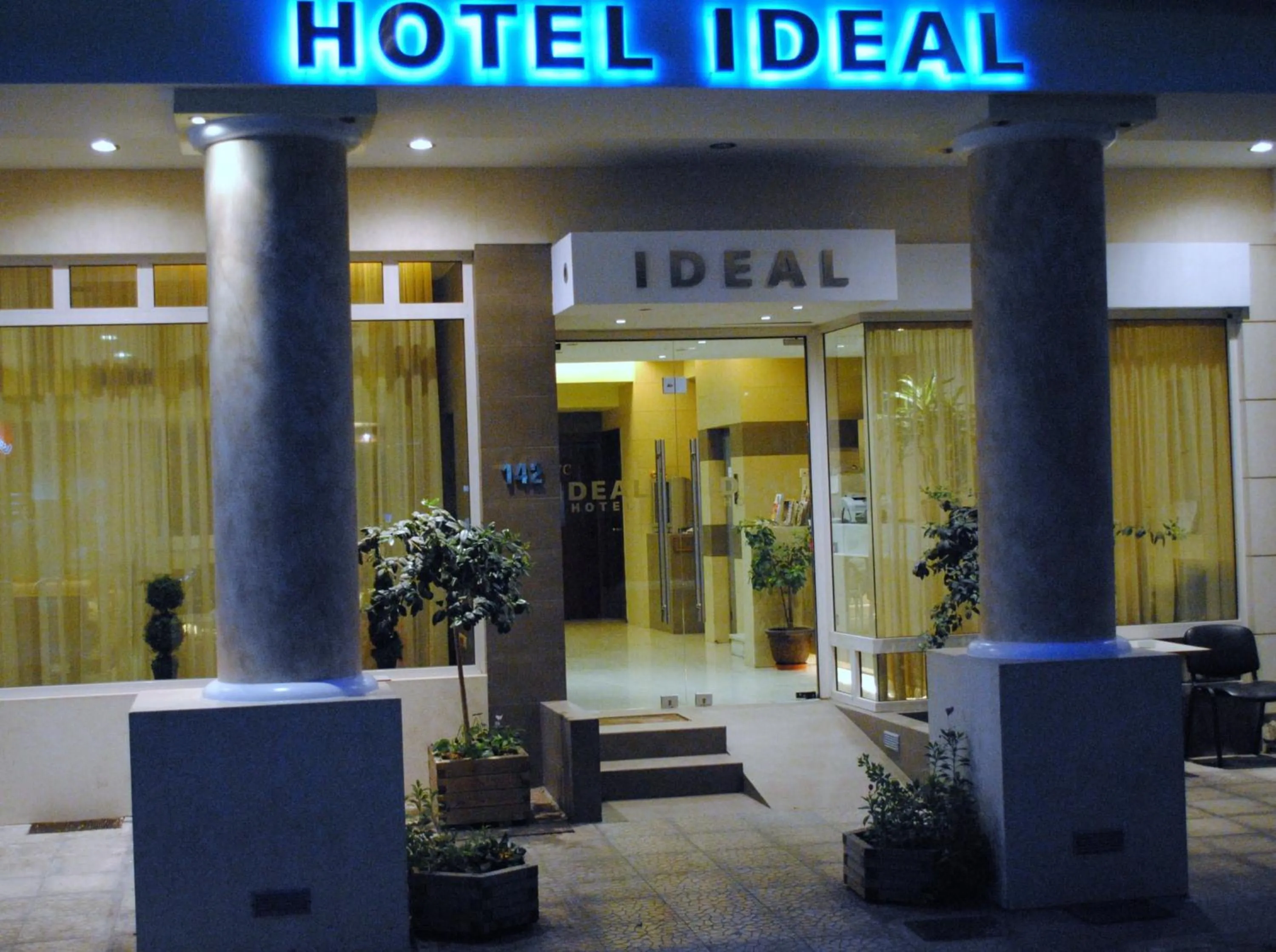 Facade/entrance in Hotel Ideal