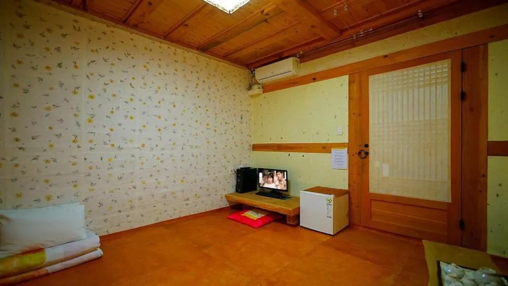 Bed in Kumwondang Jeonju Hanokstay