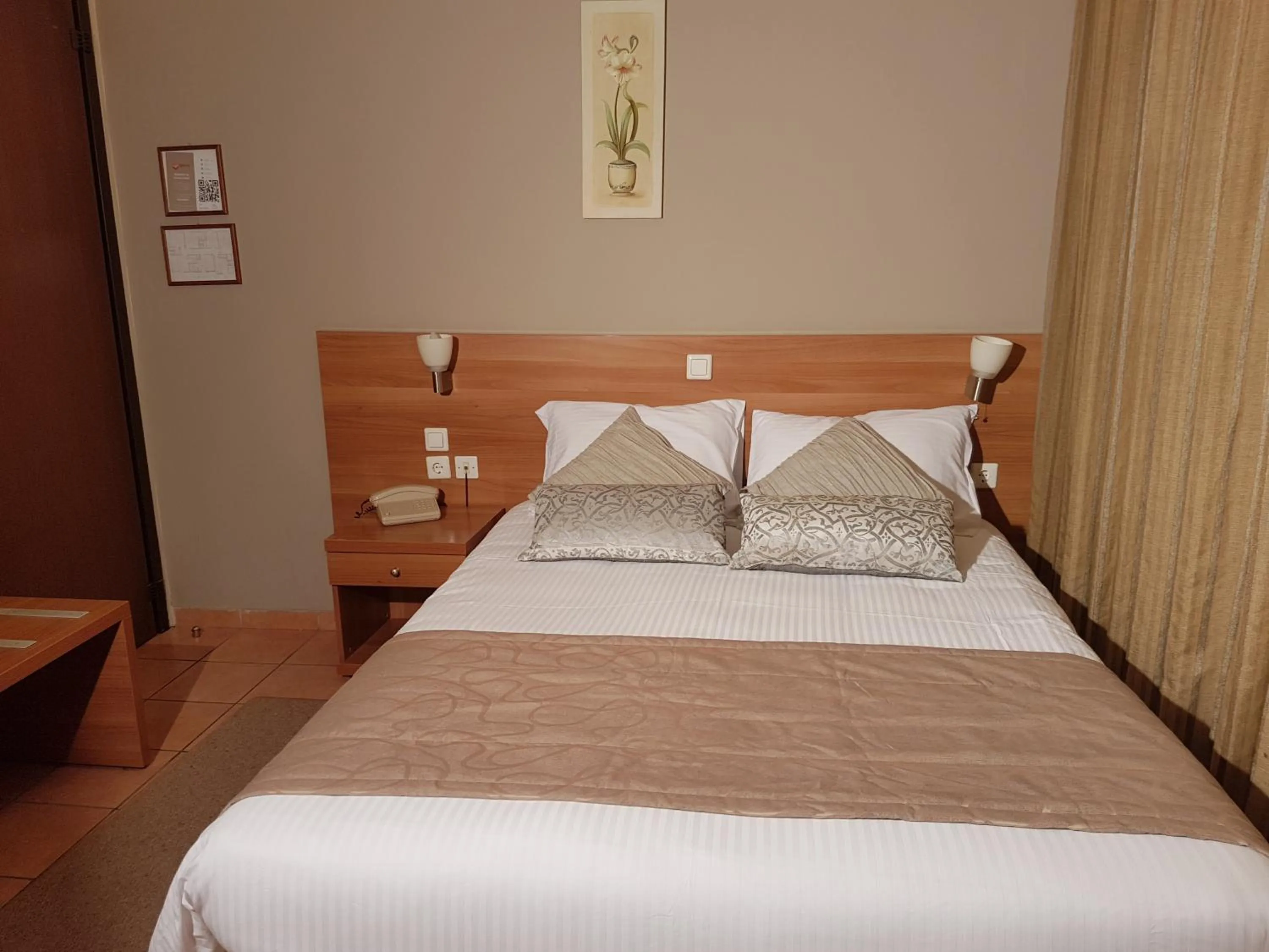 Bedroom, Bed in Glaros Hotel