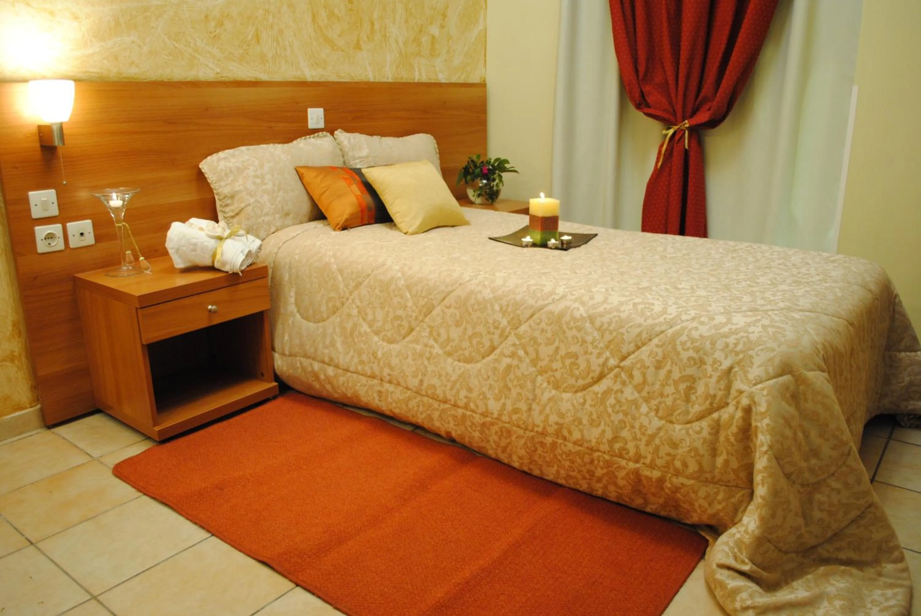 Bathroom, Bed in Glaros Hotel