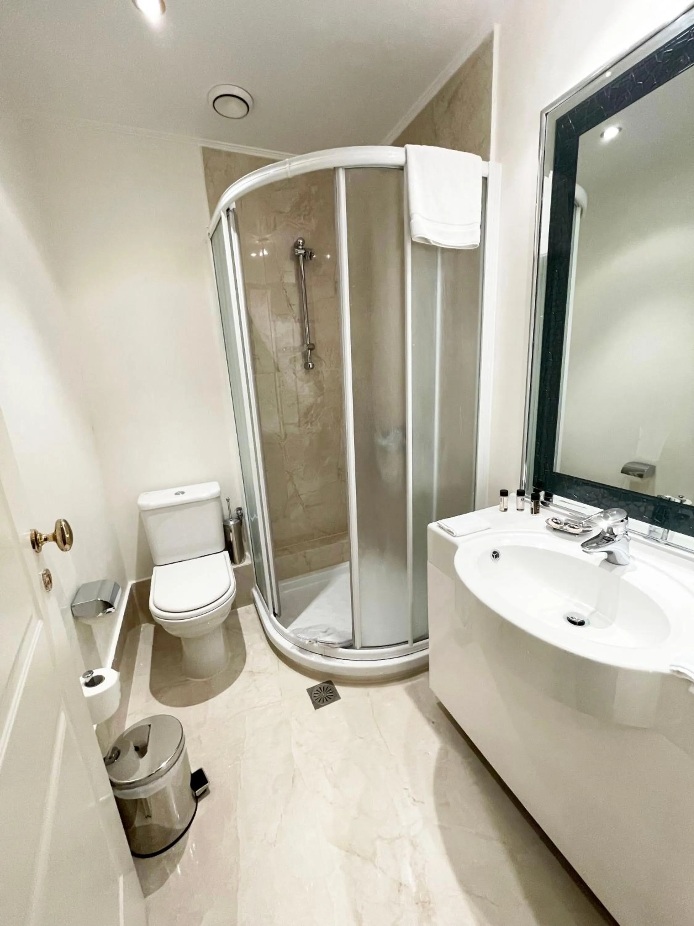 Bathroom in Theoxenia House Hotel