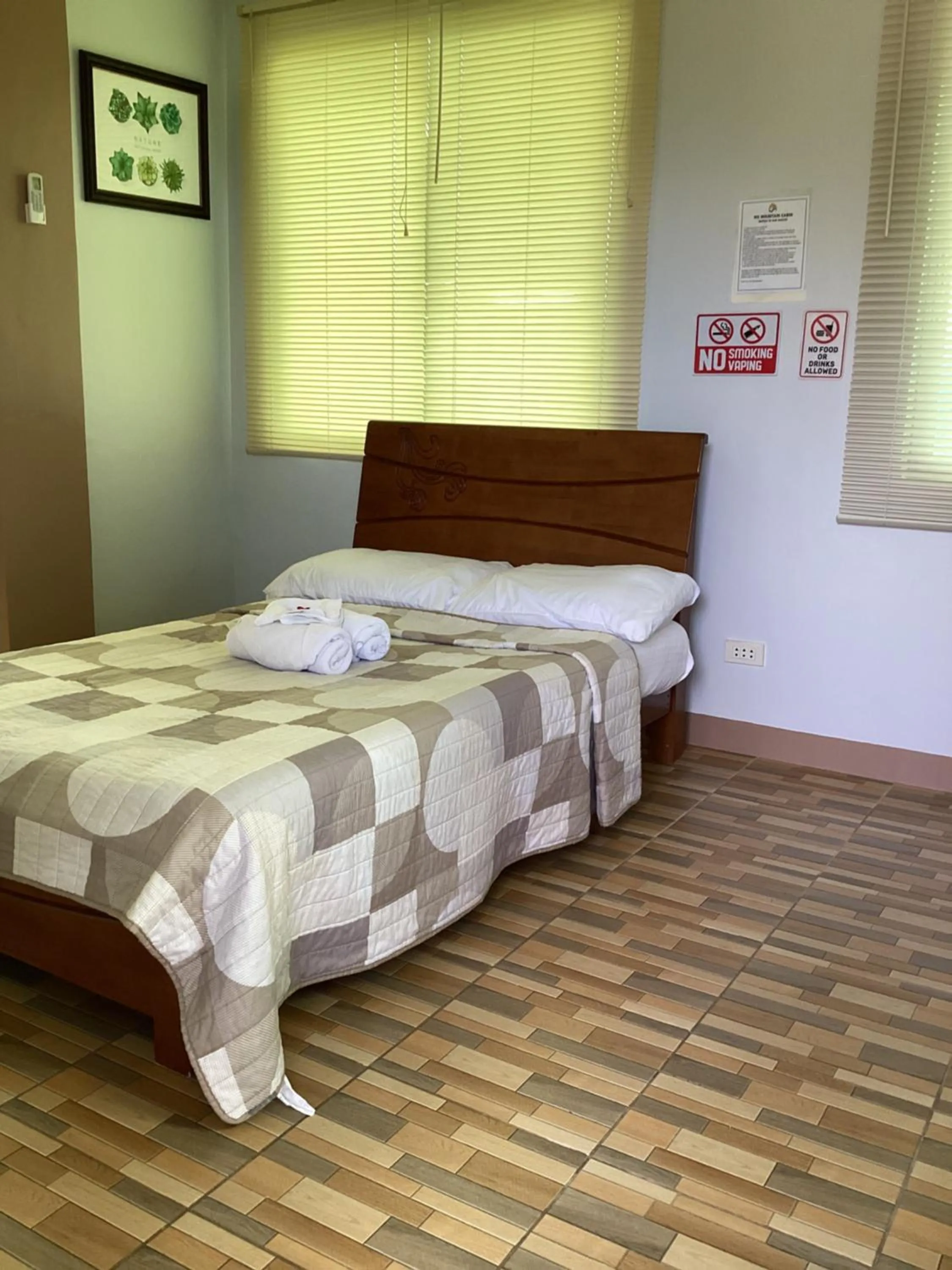 Bed in MS Mountain Cabin