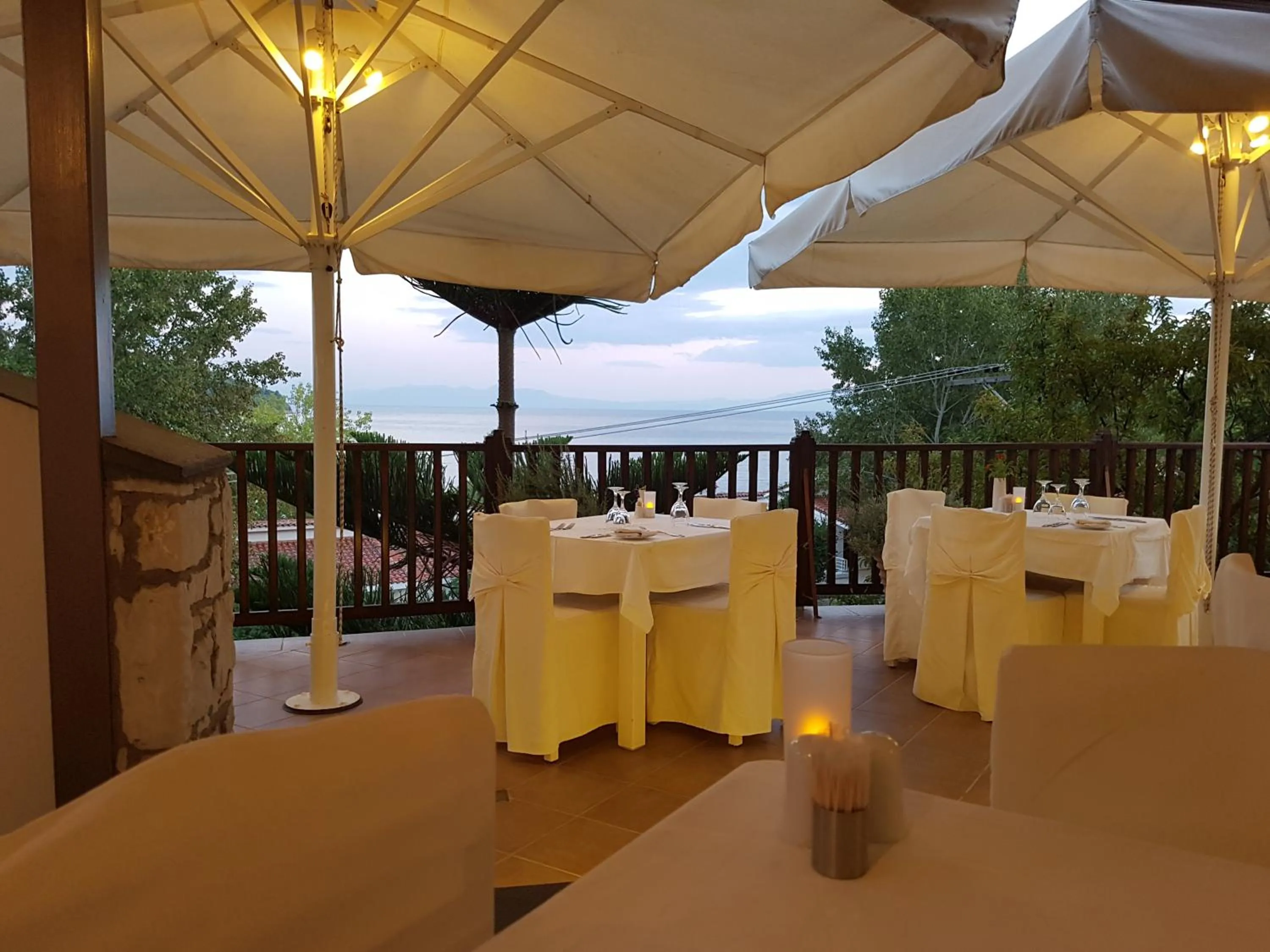 Restaurant/places to eat in Magic Hotel