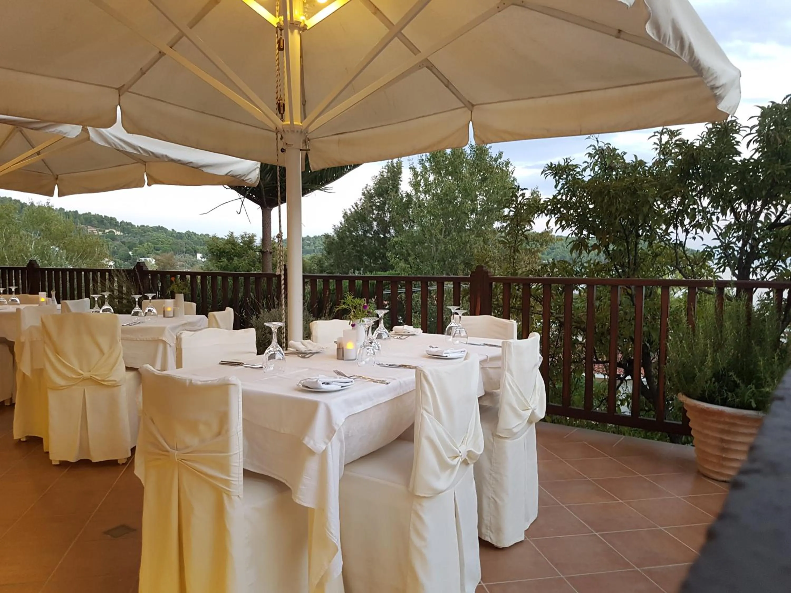 Restaurant/places to eat in Magic Hotel