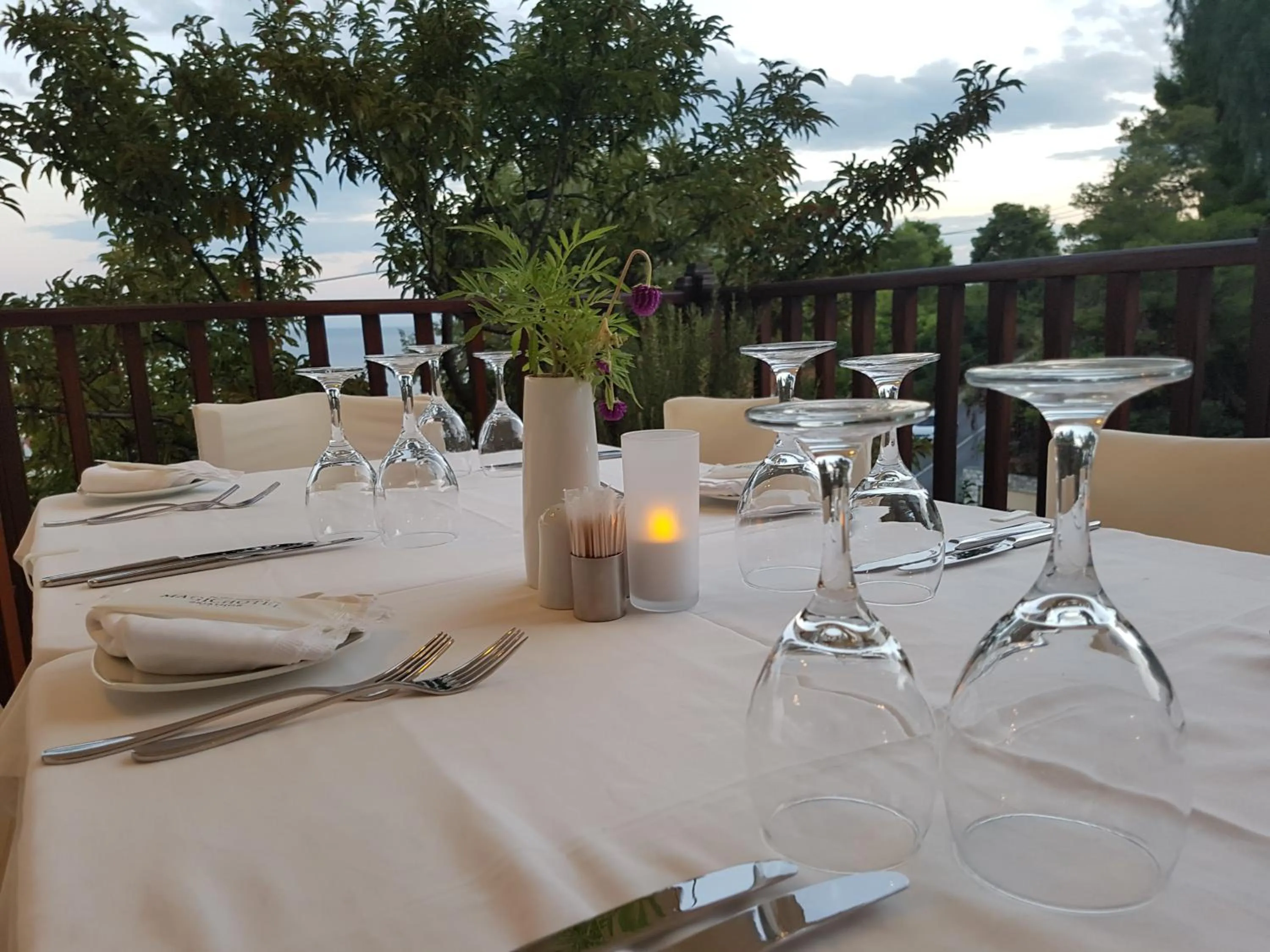 Restaurant/places to eat in Magic Hotel