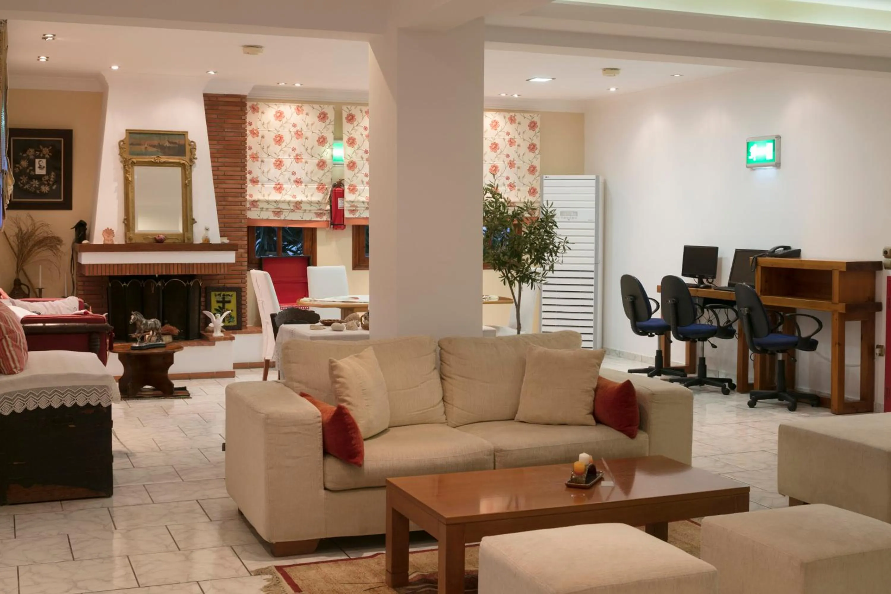 Communal lounge/ TV room in Magic Hotel