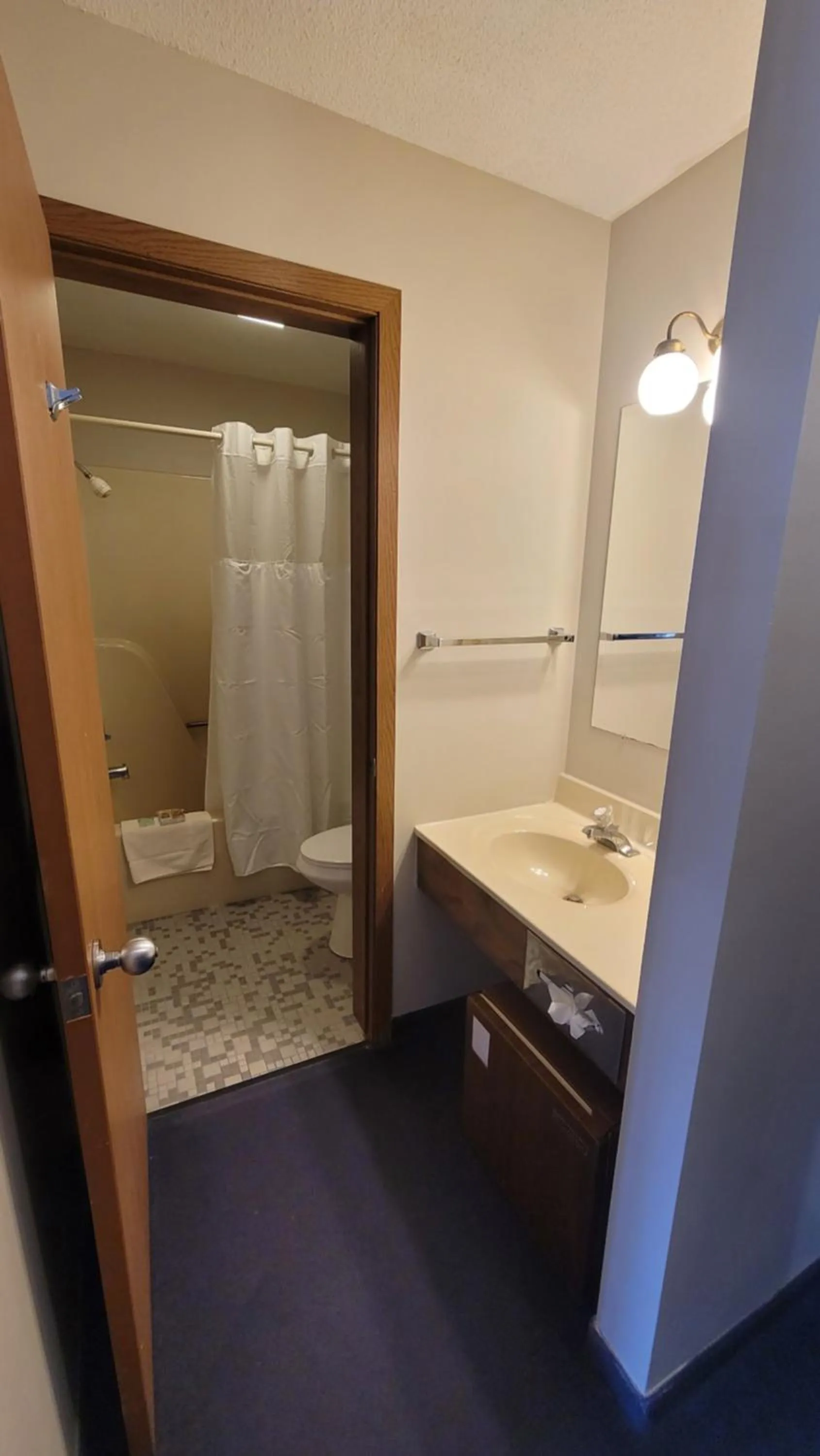 Shower, Bathroom in Northern Pine Inn