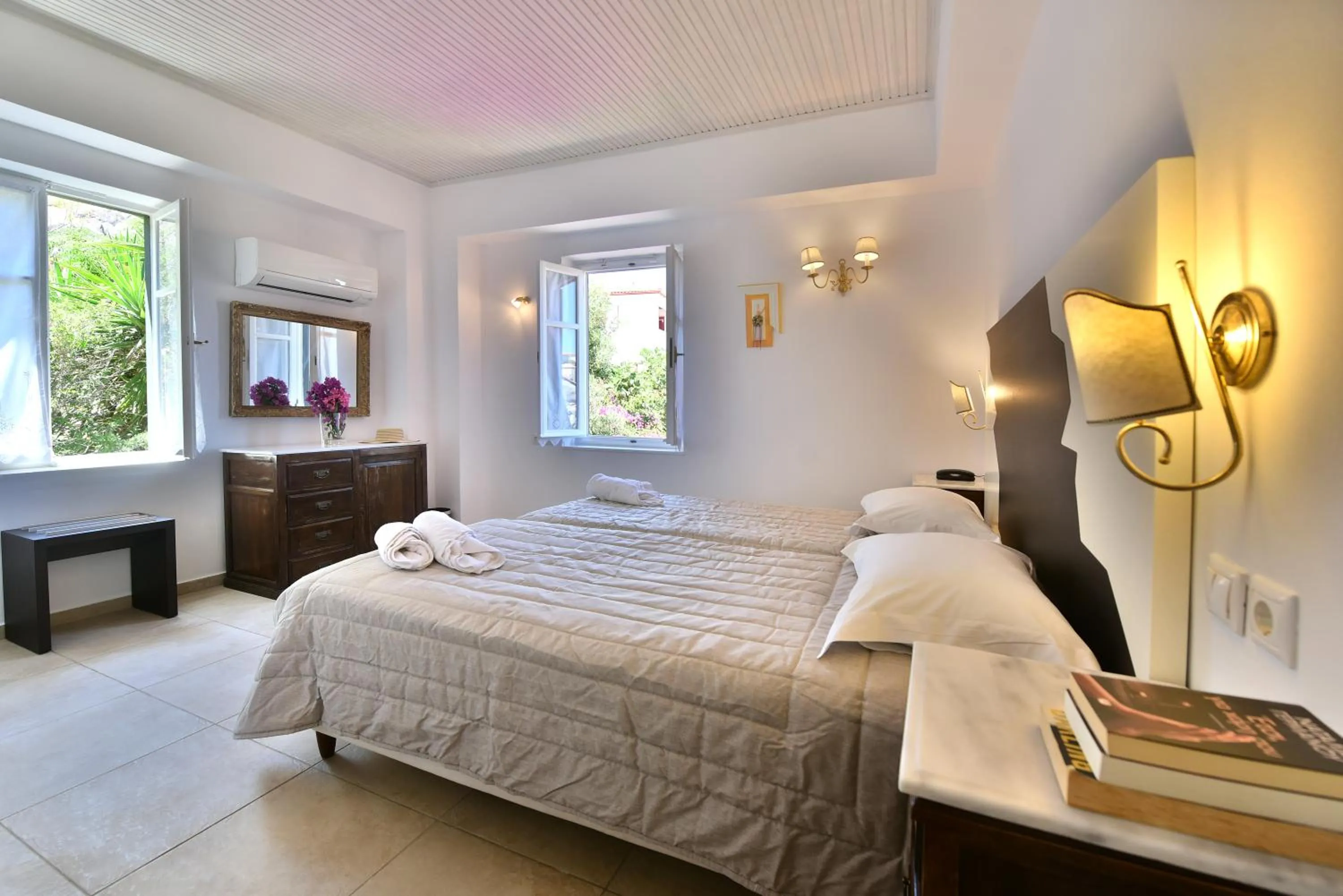 Bedroom, Bed in Mistral Hotel