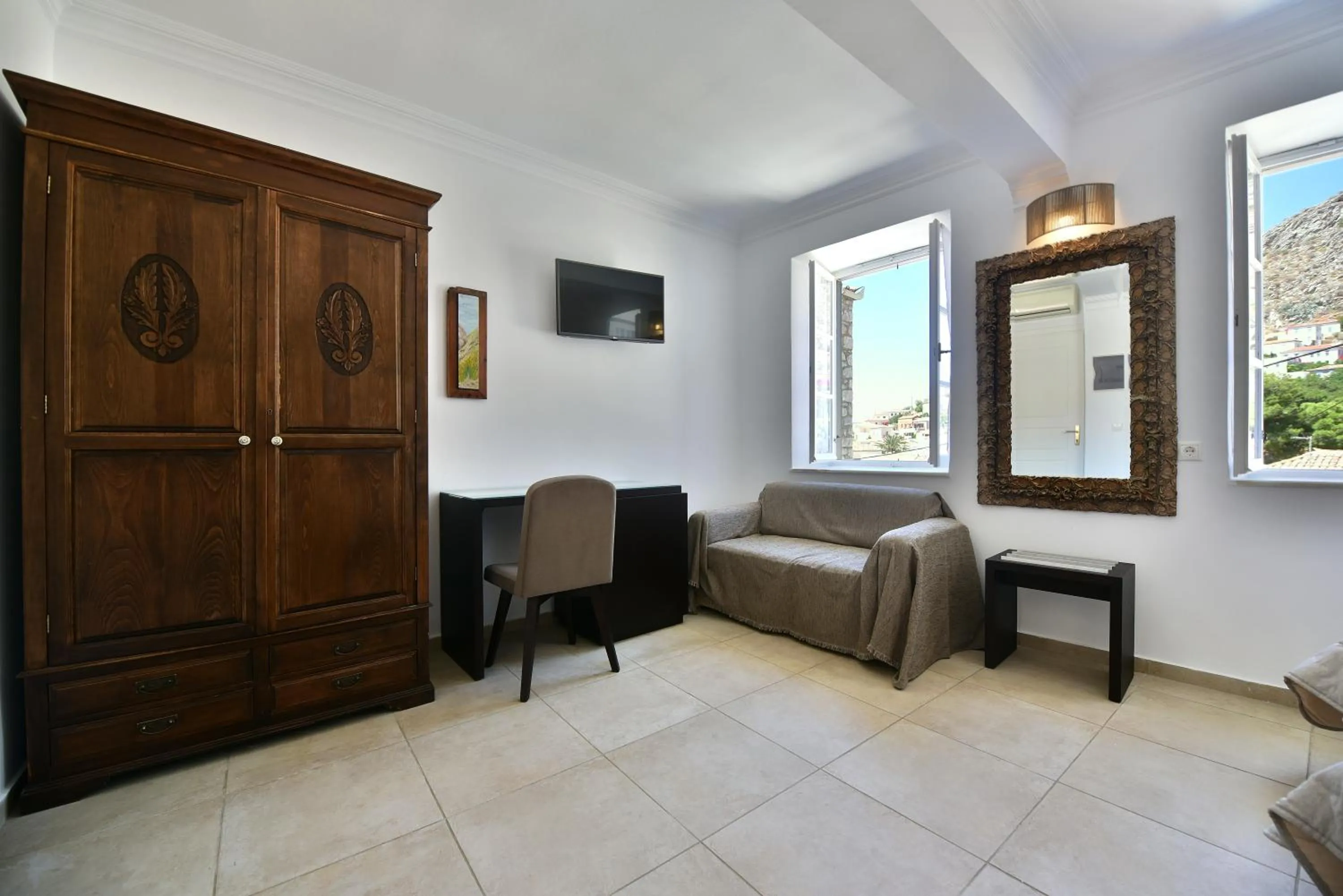 Seating area, Bed in Mistral Hotel