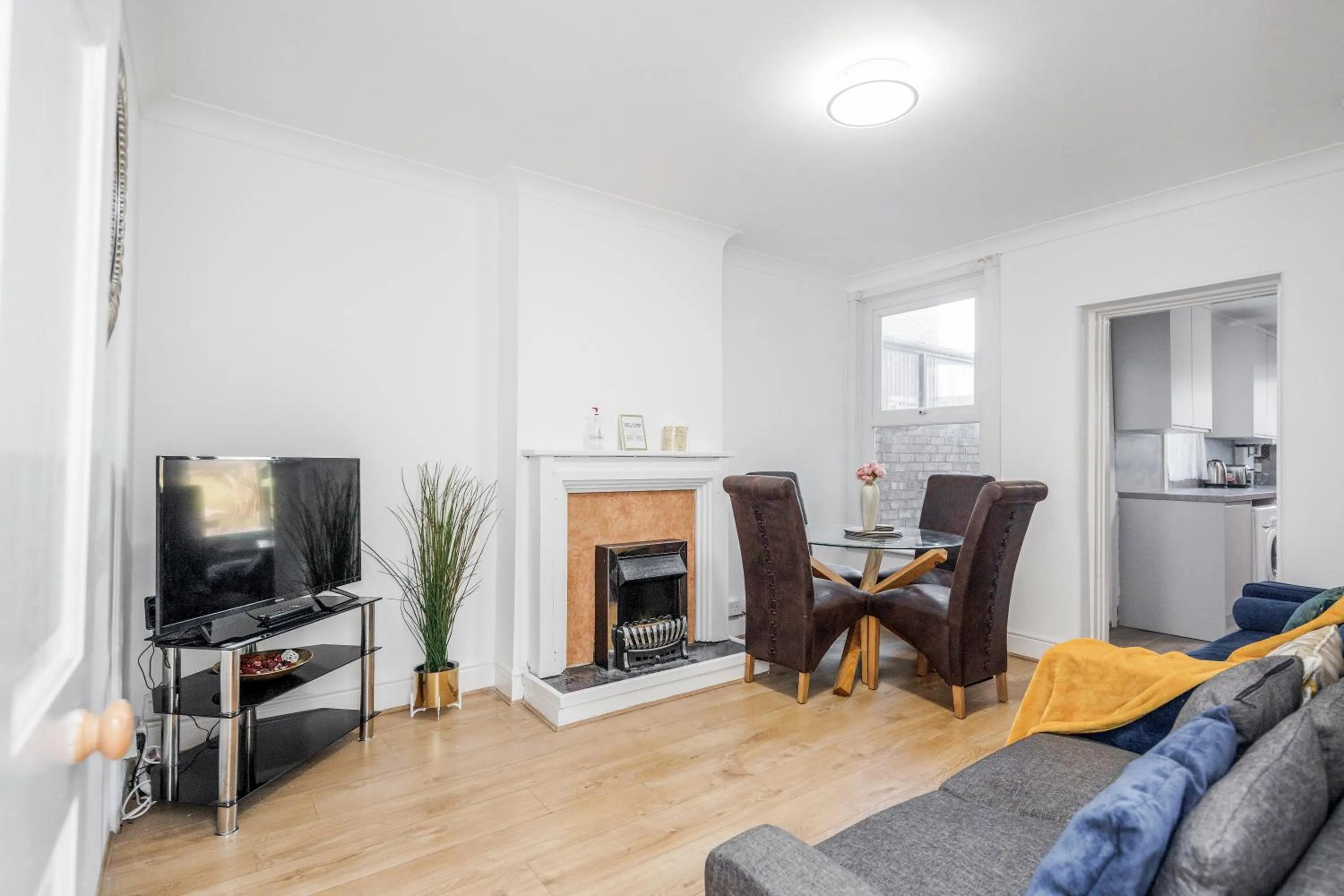 Communal lounge/ TV room in 4 Bed House - Sleeps 8 - Garden - Parking - Wifi