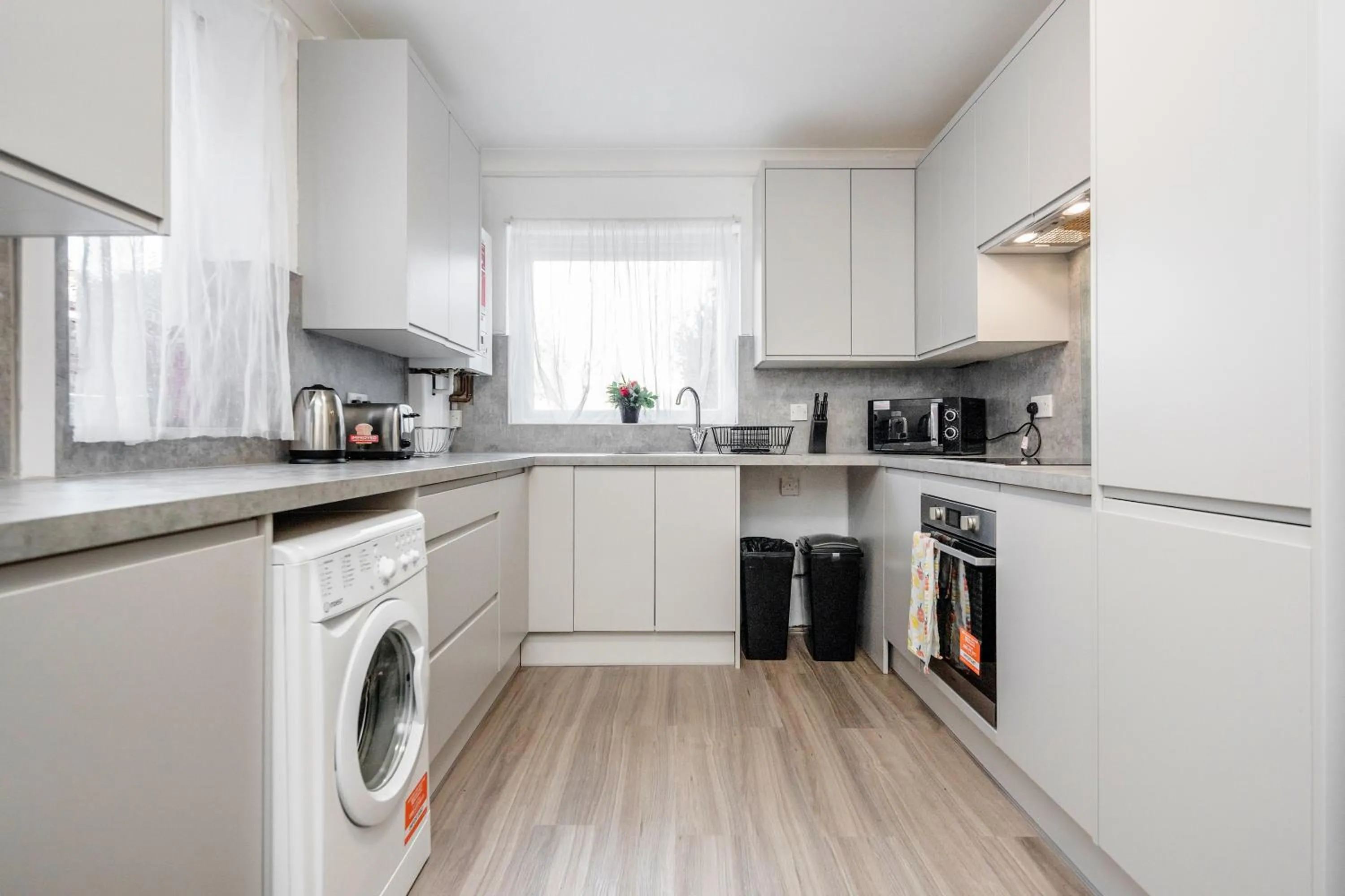 Kitchen or kitchenette in 4 Bed House - Sleeps 8 - Garden - Parking - Wifi