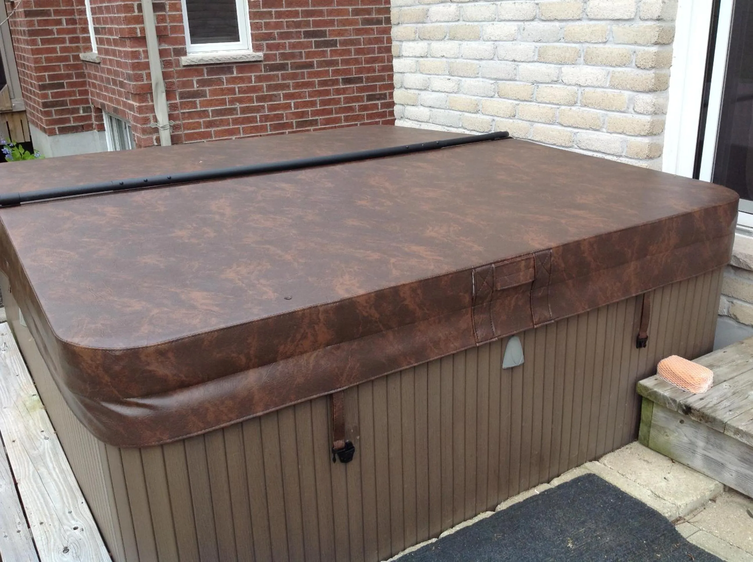 Hot Tub in Cozy Luxury on the Thames in Ontario!