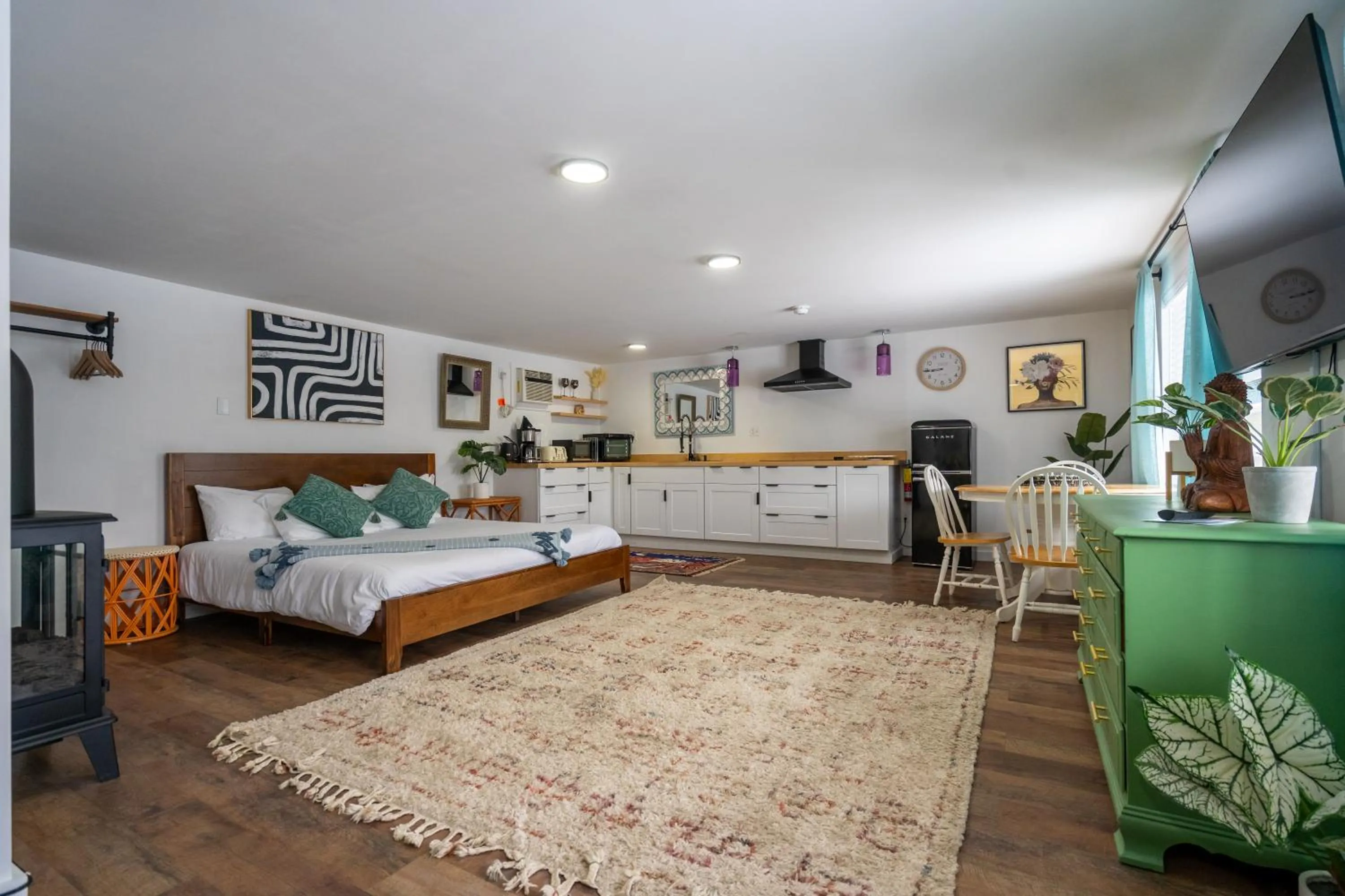 Photo of the whole room, Bed in Wolfjaw Lodge