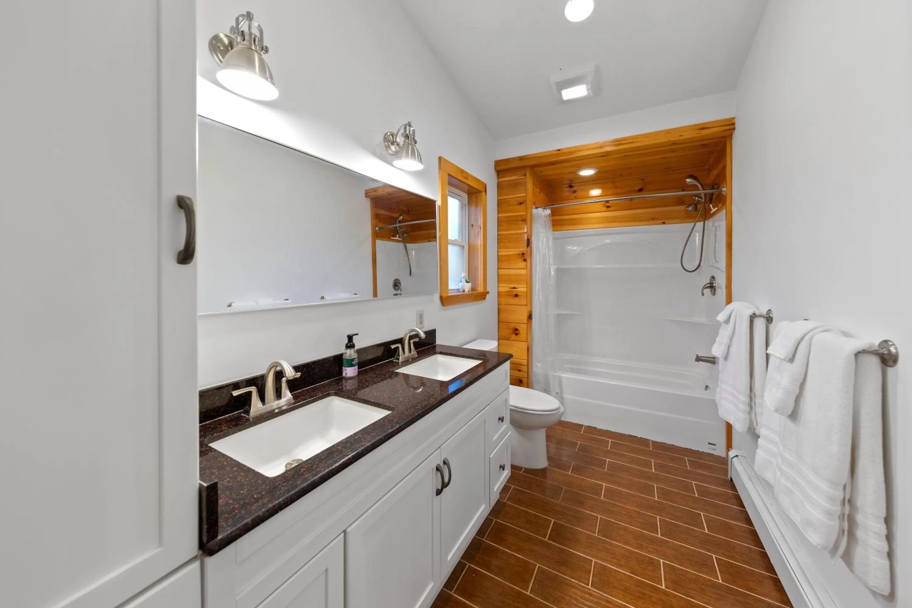 Bathroom in Wolfjaw Lodge