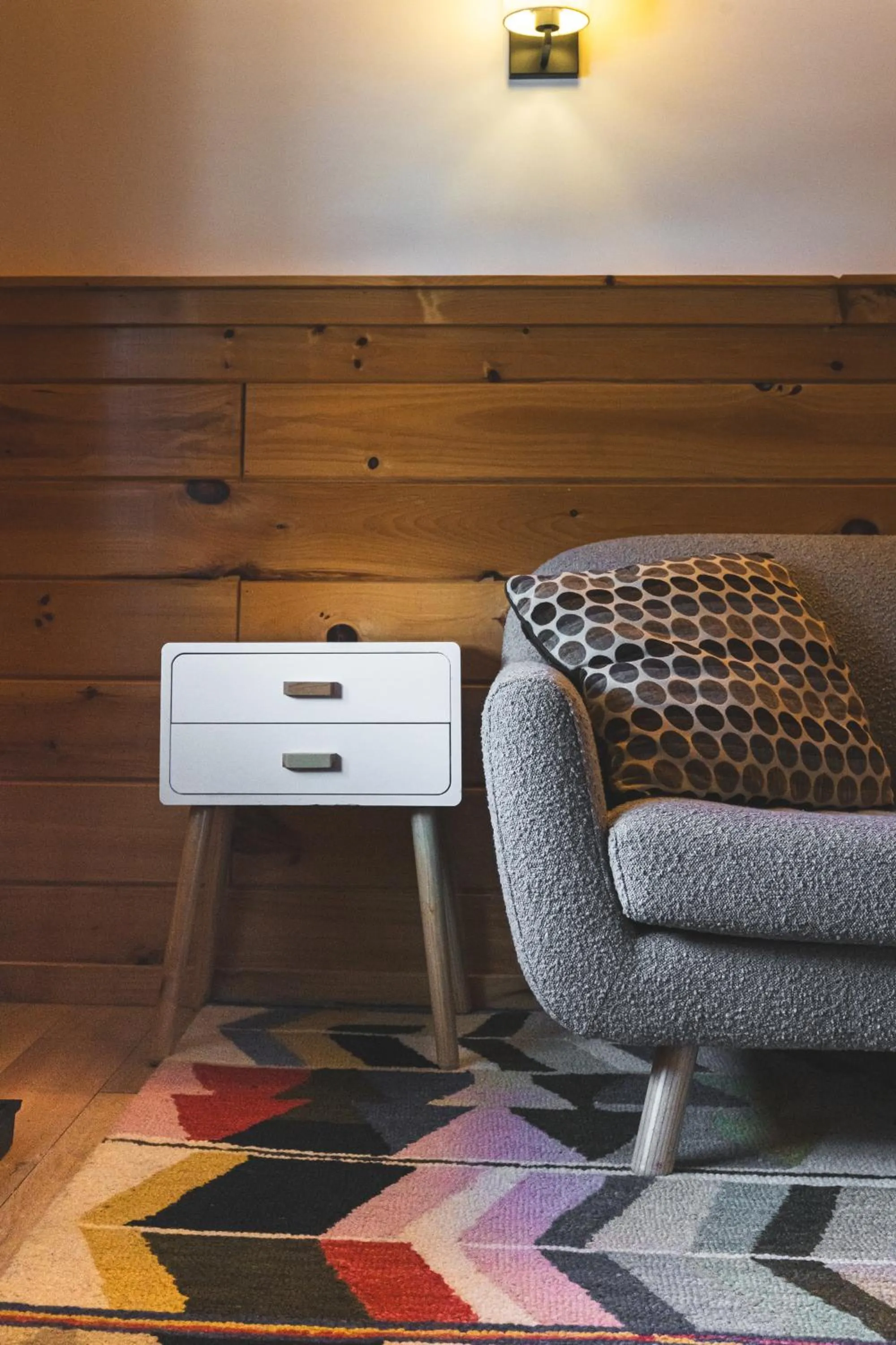 Seating area in Wolfjaw Lodge