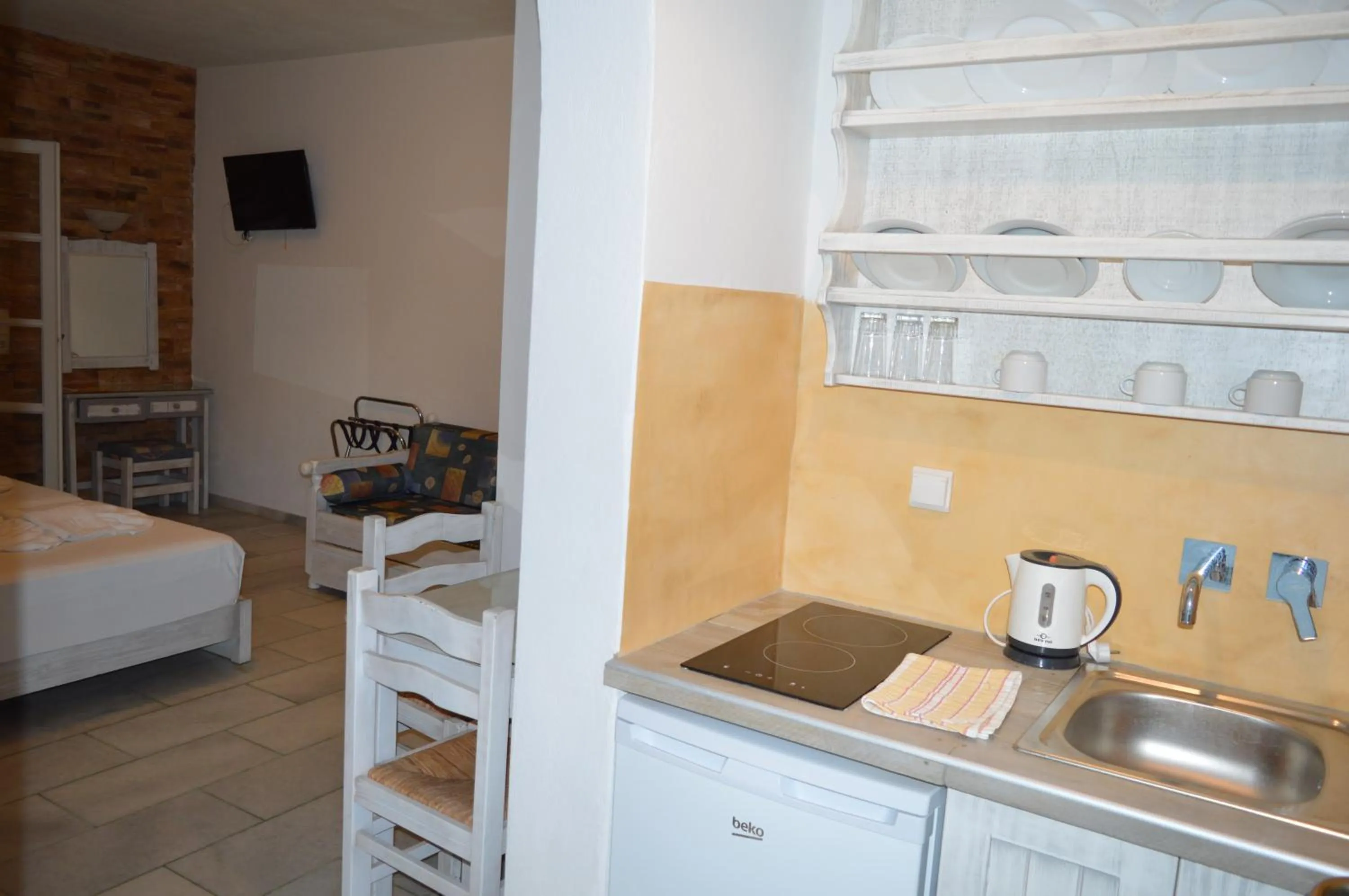 Kitchen or kitchenette, Bed in Agios Prokopios Hotel