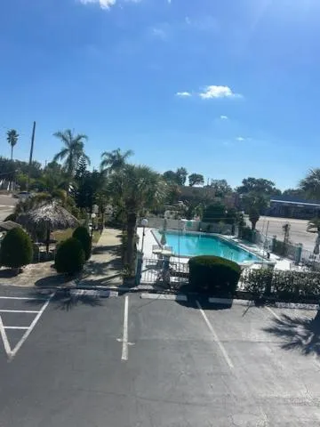 Swimming pool in THE FLORIDIAN INN
