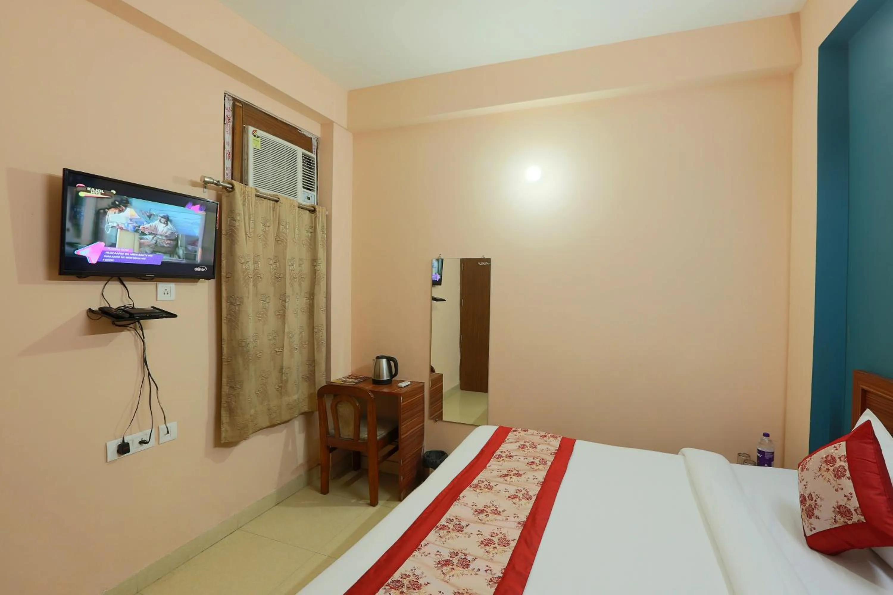 TV and multimedia, Bed in Hotel Surya Palace By Aura