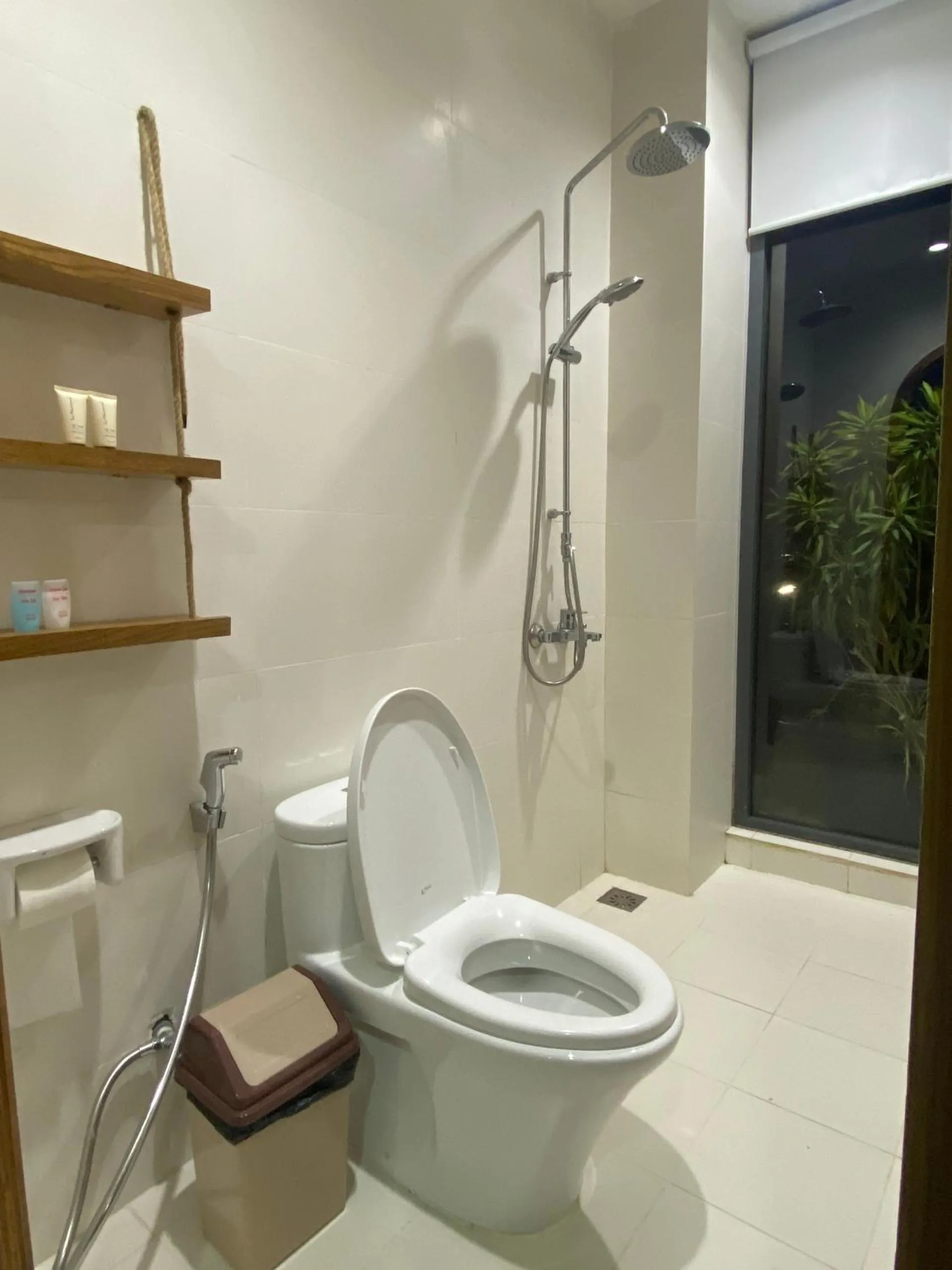 Shower in Nhà Sói Homestay Da Lat