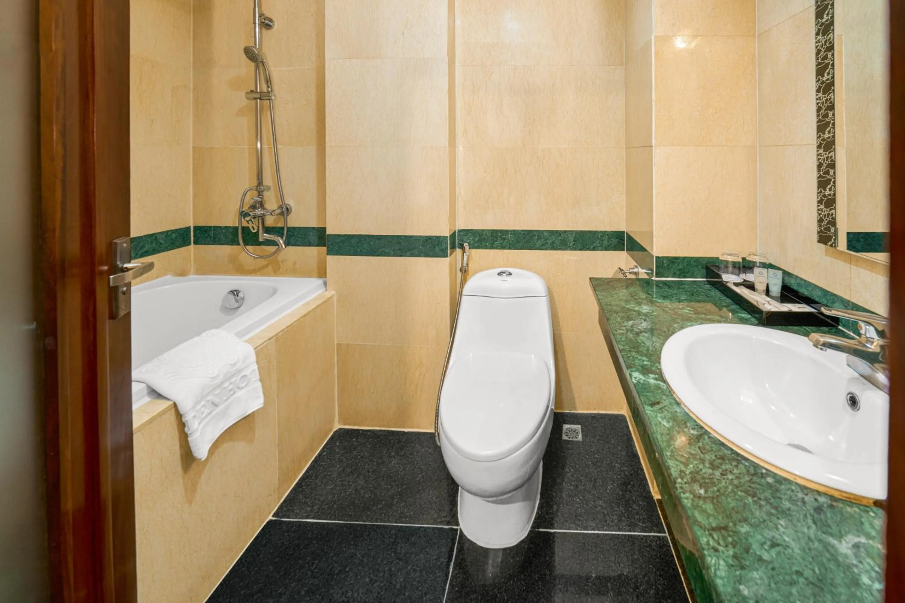 Shower in EDEN HOTEL HÀ NỘI