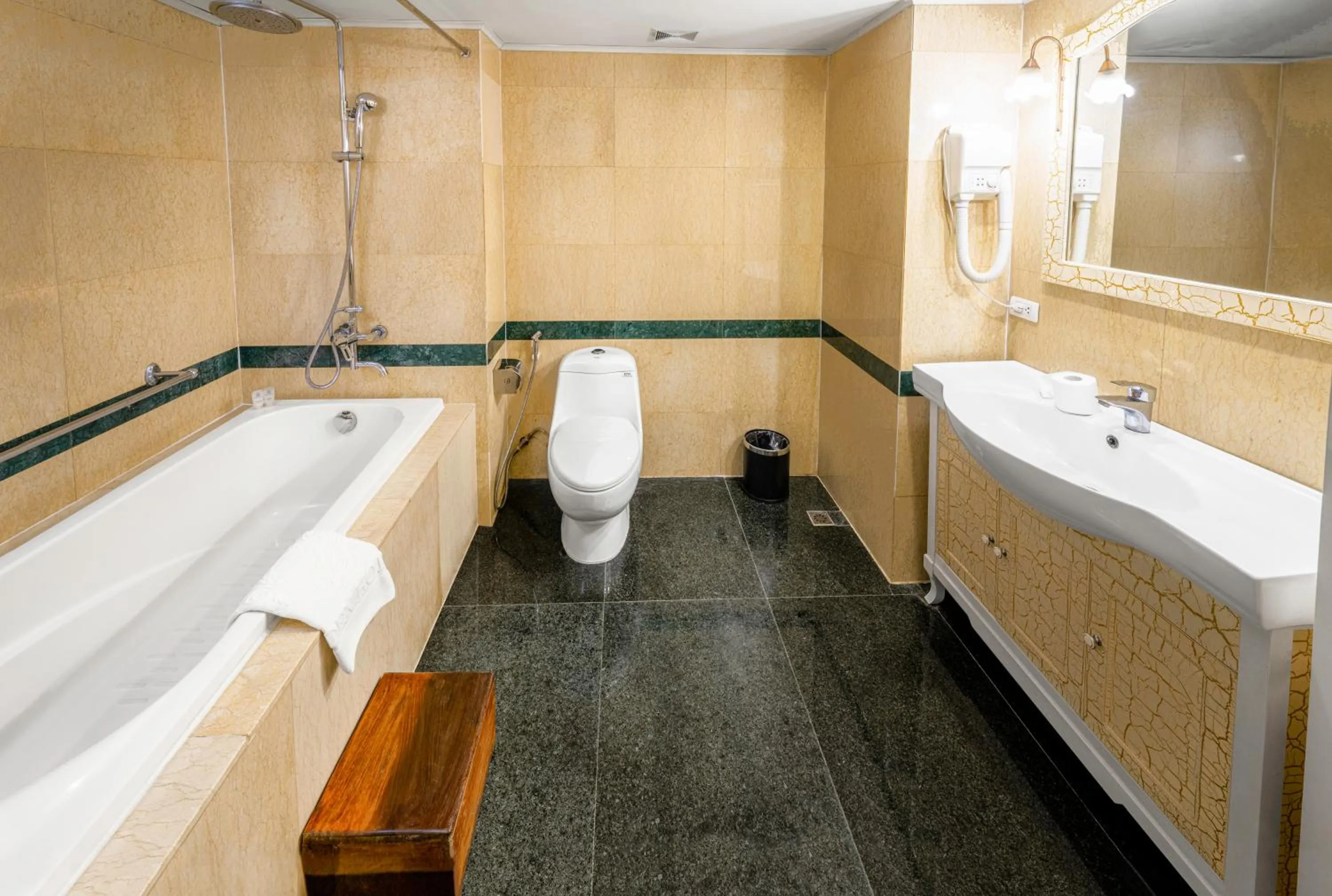 Shower in EDEN HOTEL HÀ NỘI