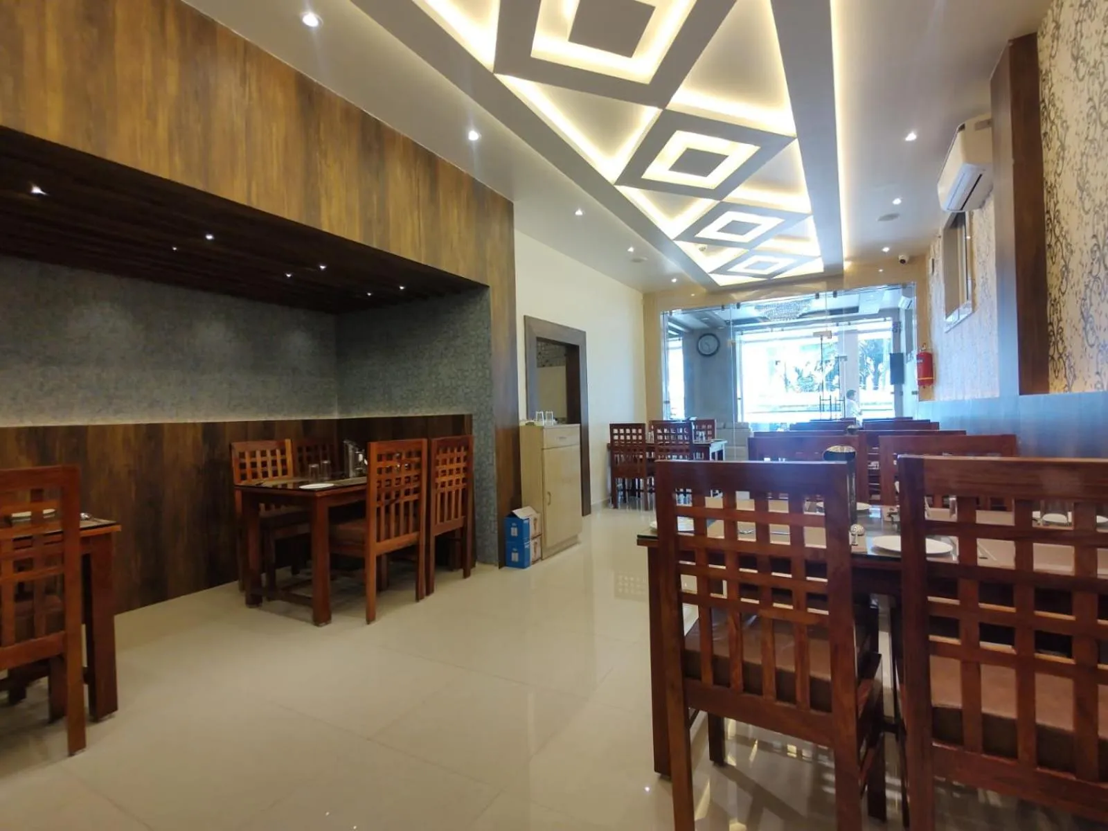 Restaurant/places to eat in HOTEL IDHAYA