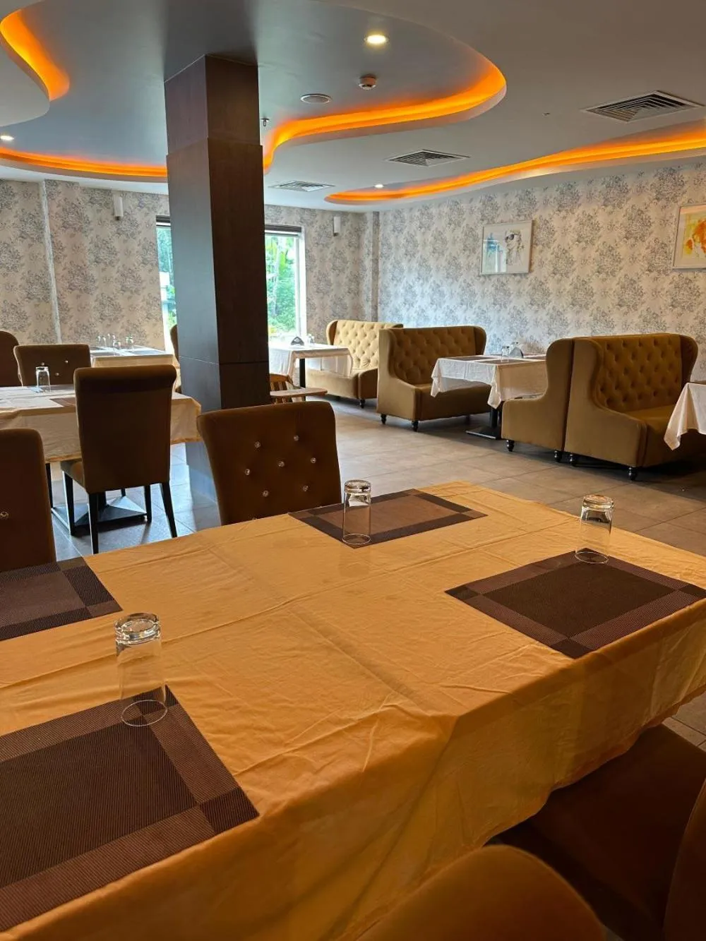 Restaurant/places to eat in MARIYALAYAM MUNROE ISLAND RESIDENCY