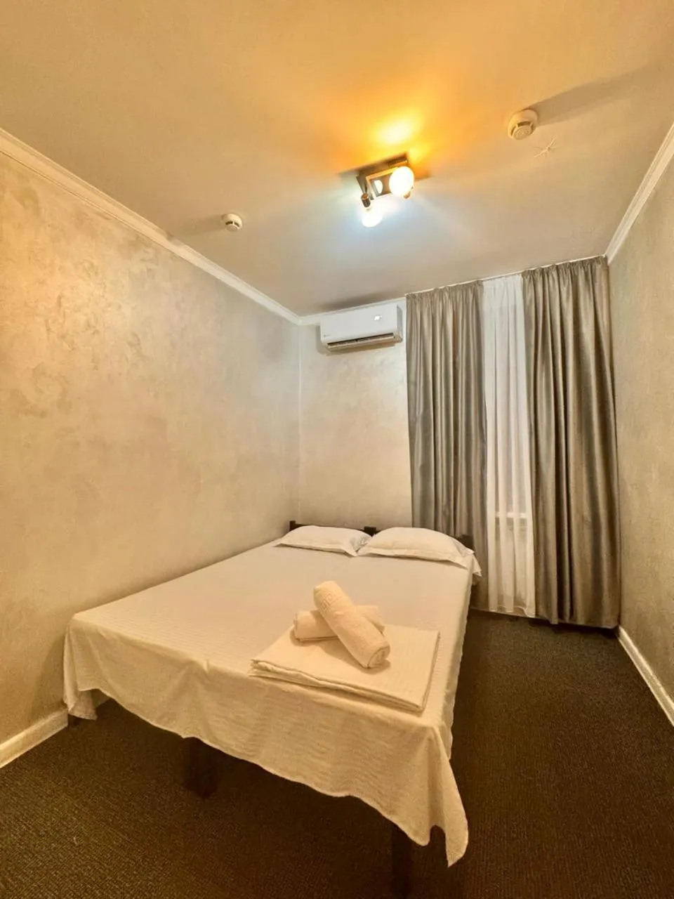 Photo of the whole room, Bed in Railway Hotel