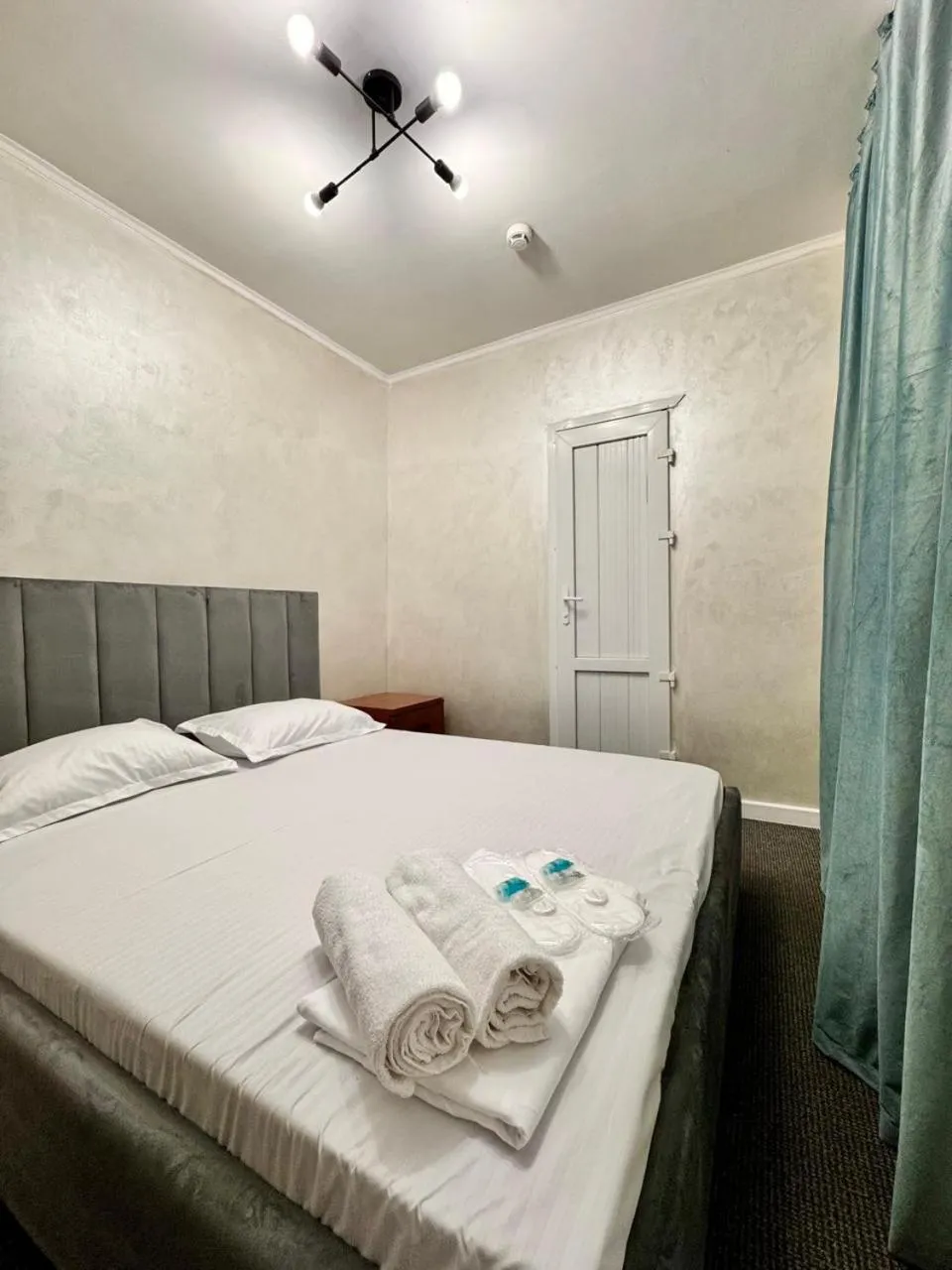 Photo of the whole room, Bed in Railway Hotel