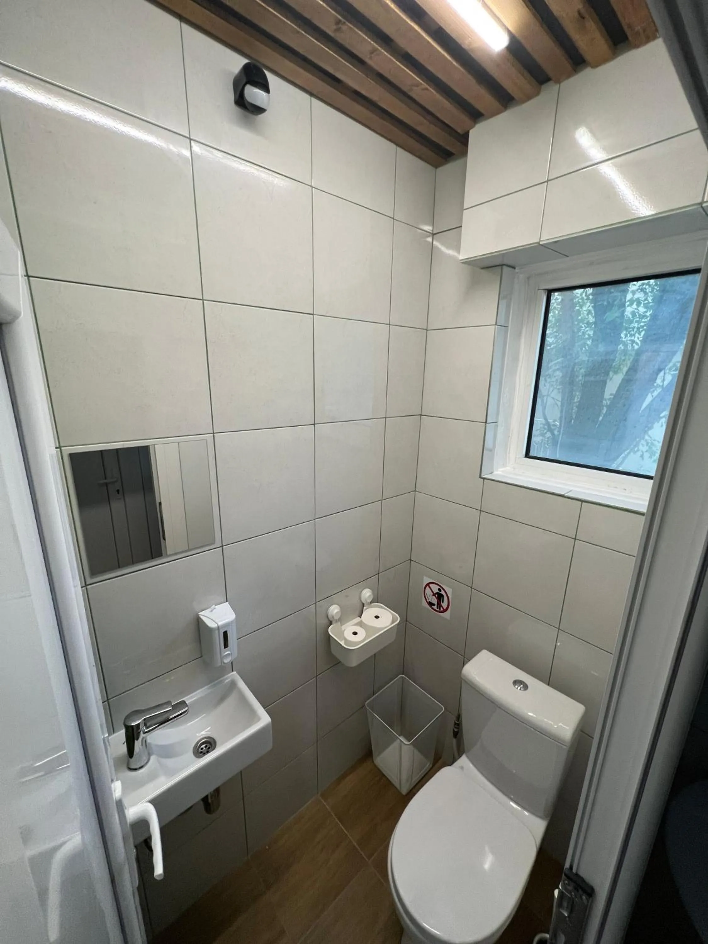 Toilet in Cabbage Hostel