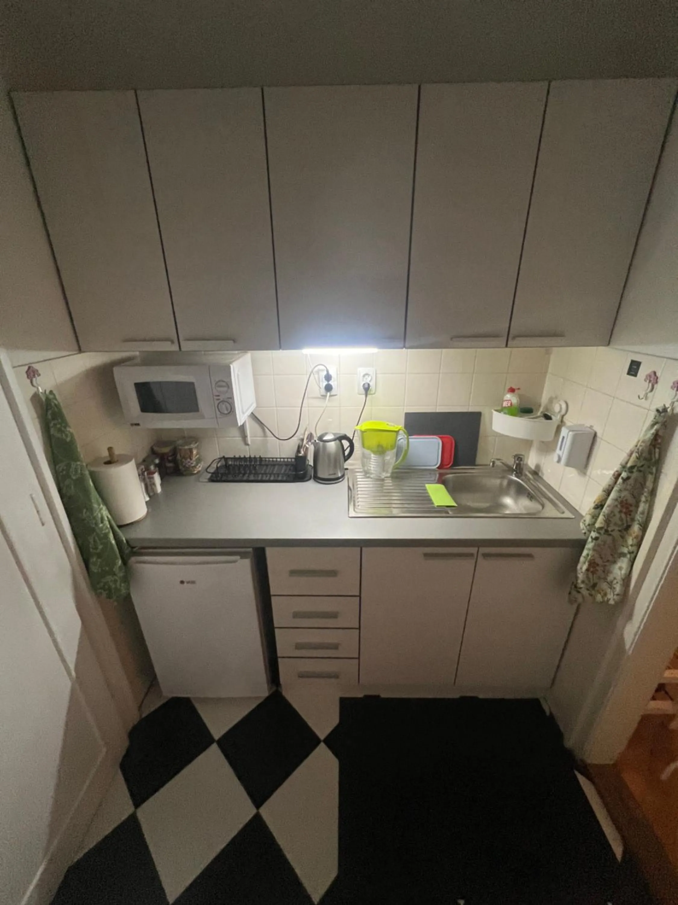 Kitchen or kitchenette in Cabbage Hostel
