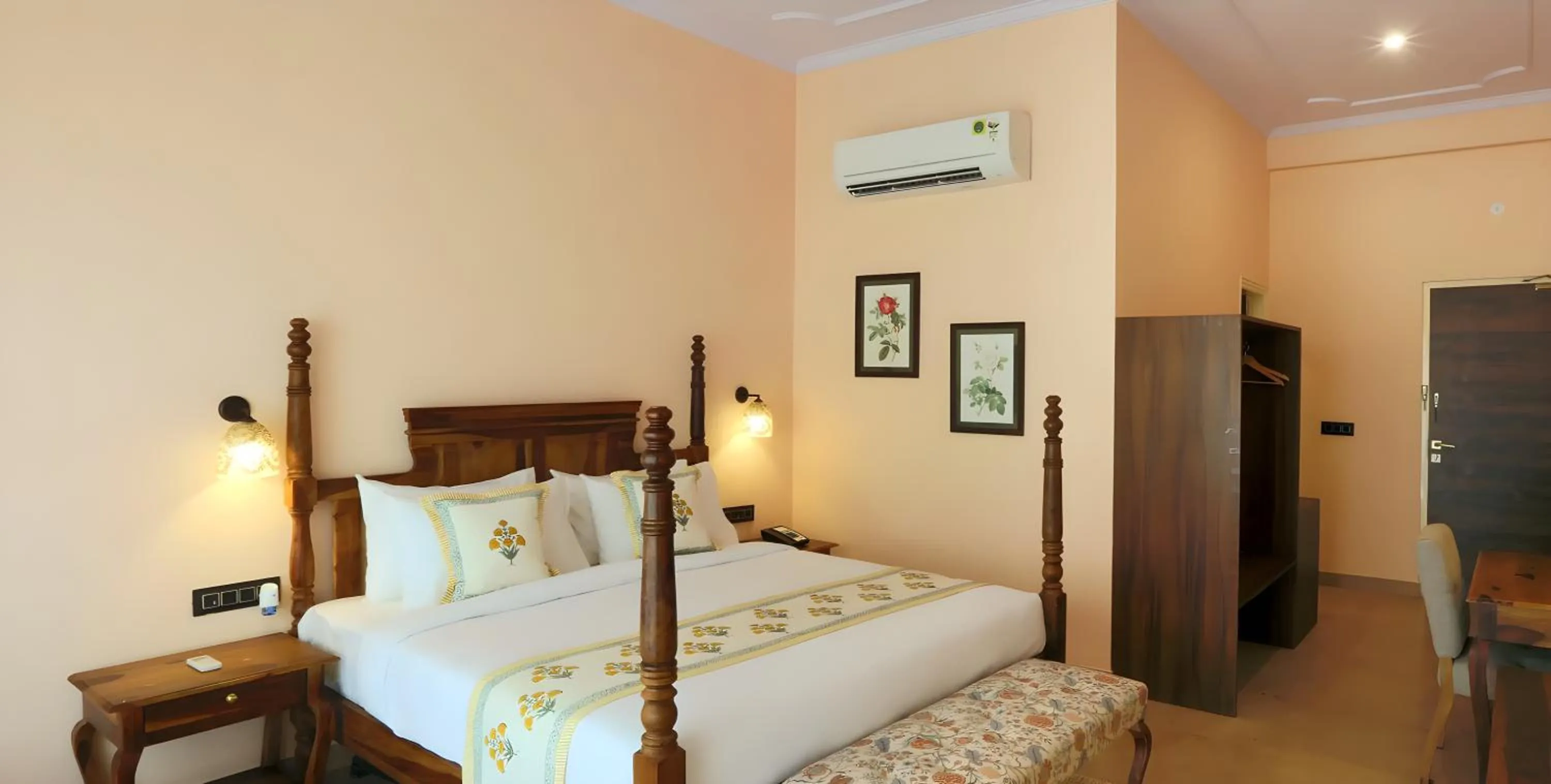 Bed in Ratan Villas Sariska