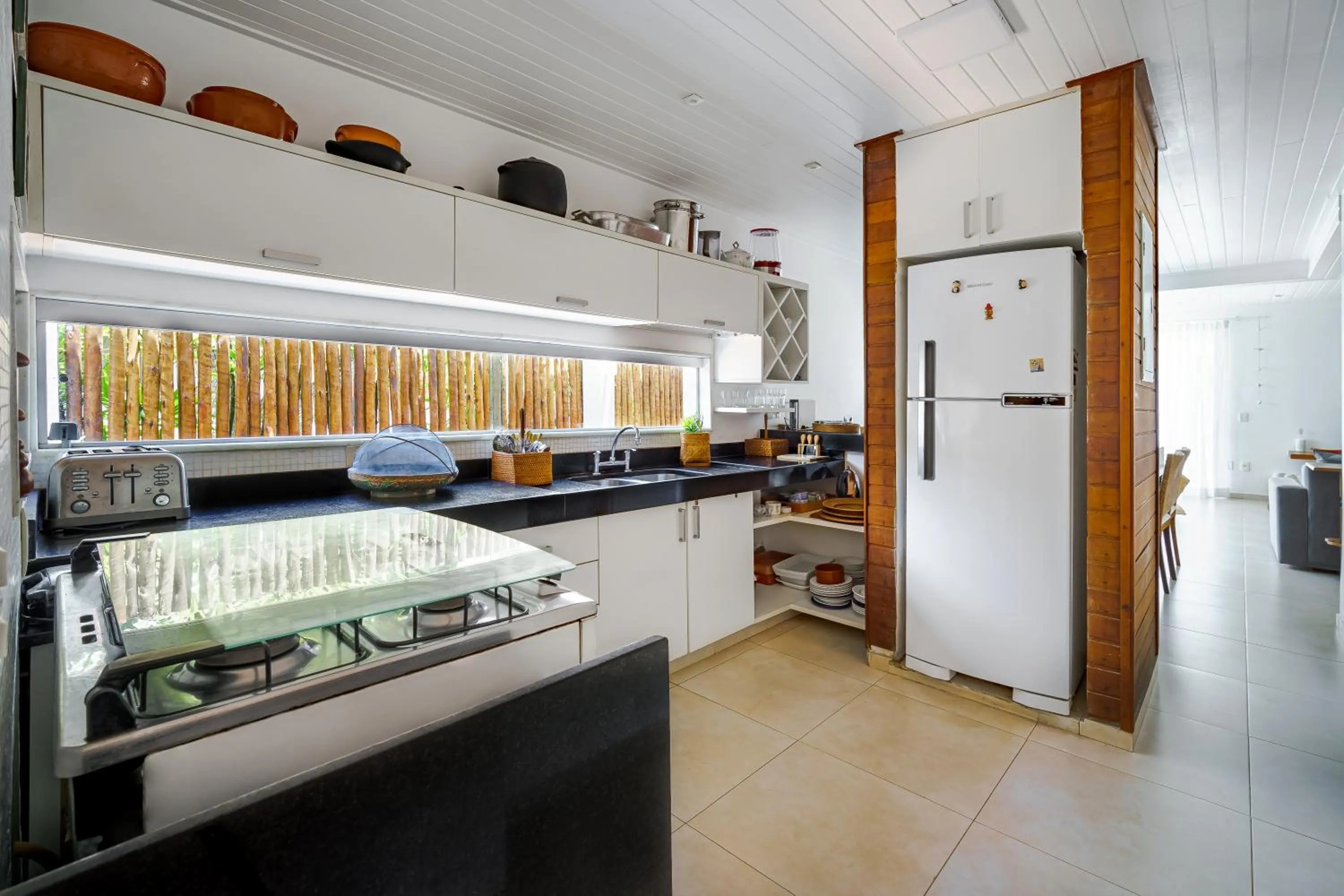 Communal kitchen in Pousada Maré Búzios