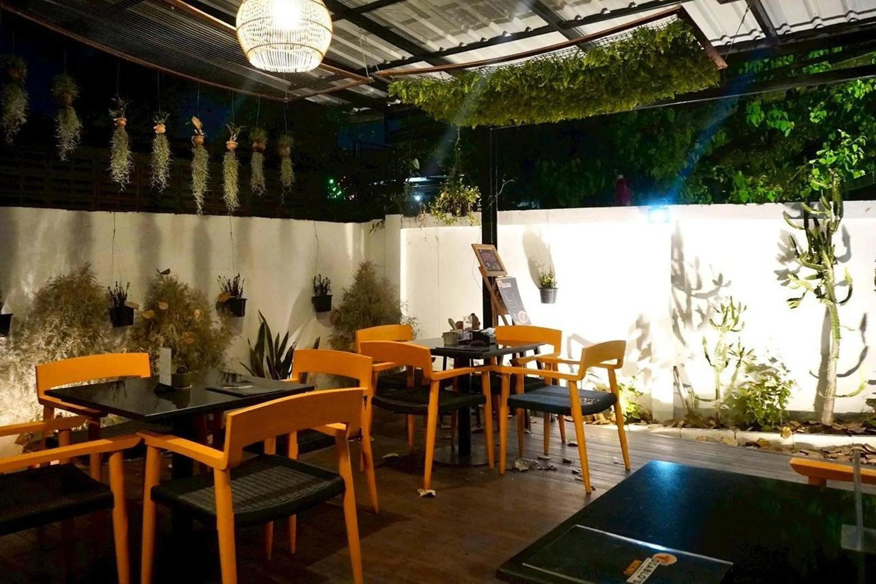 Restaurant/places to eat in BW Studios thai art style