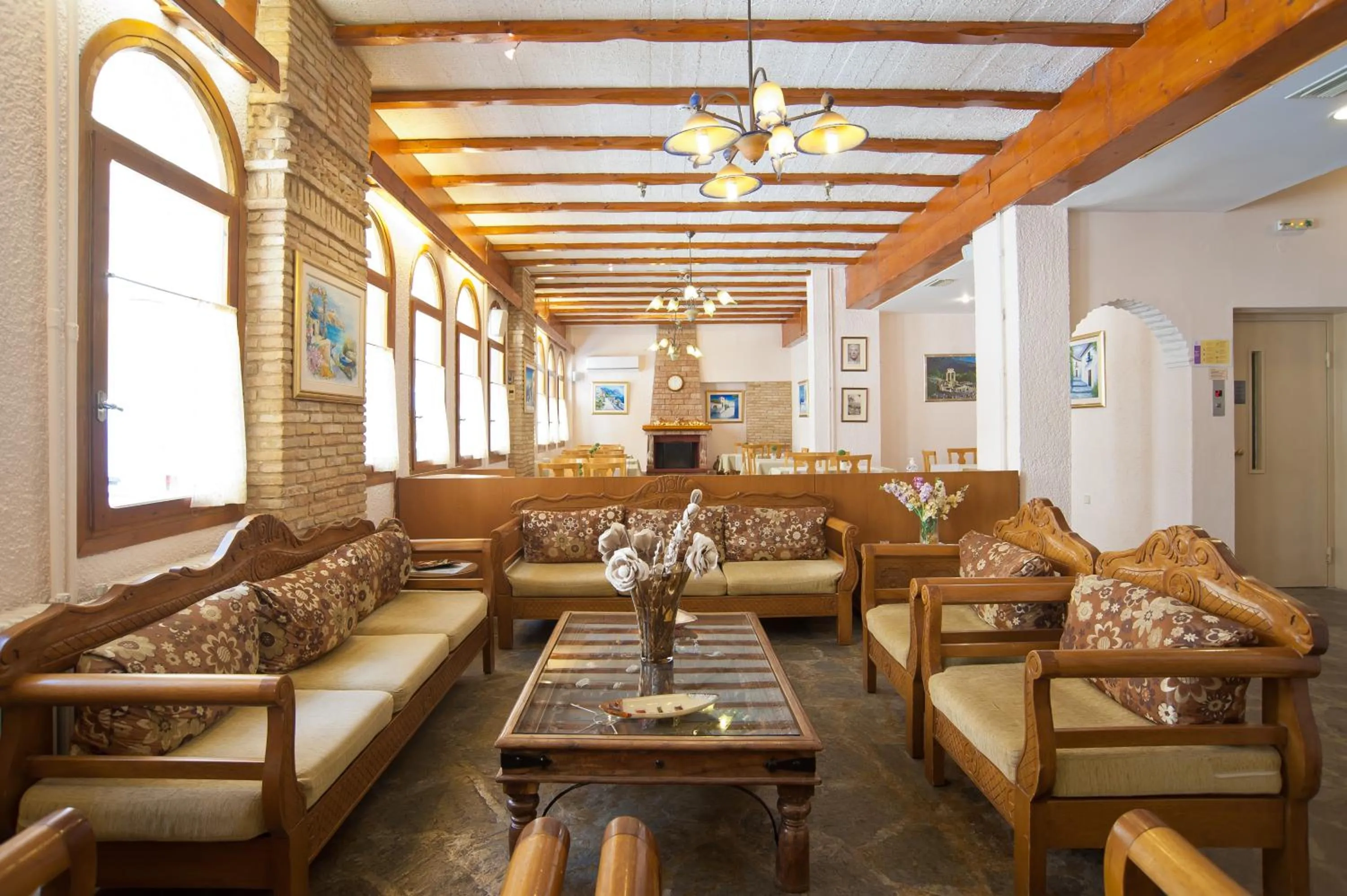 Communal lounge/ TV room in Acropole Delphi City Hotel