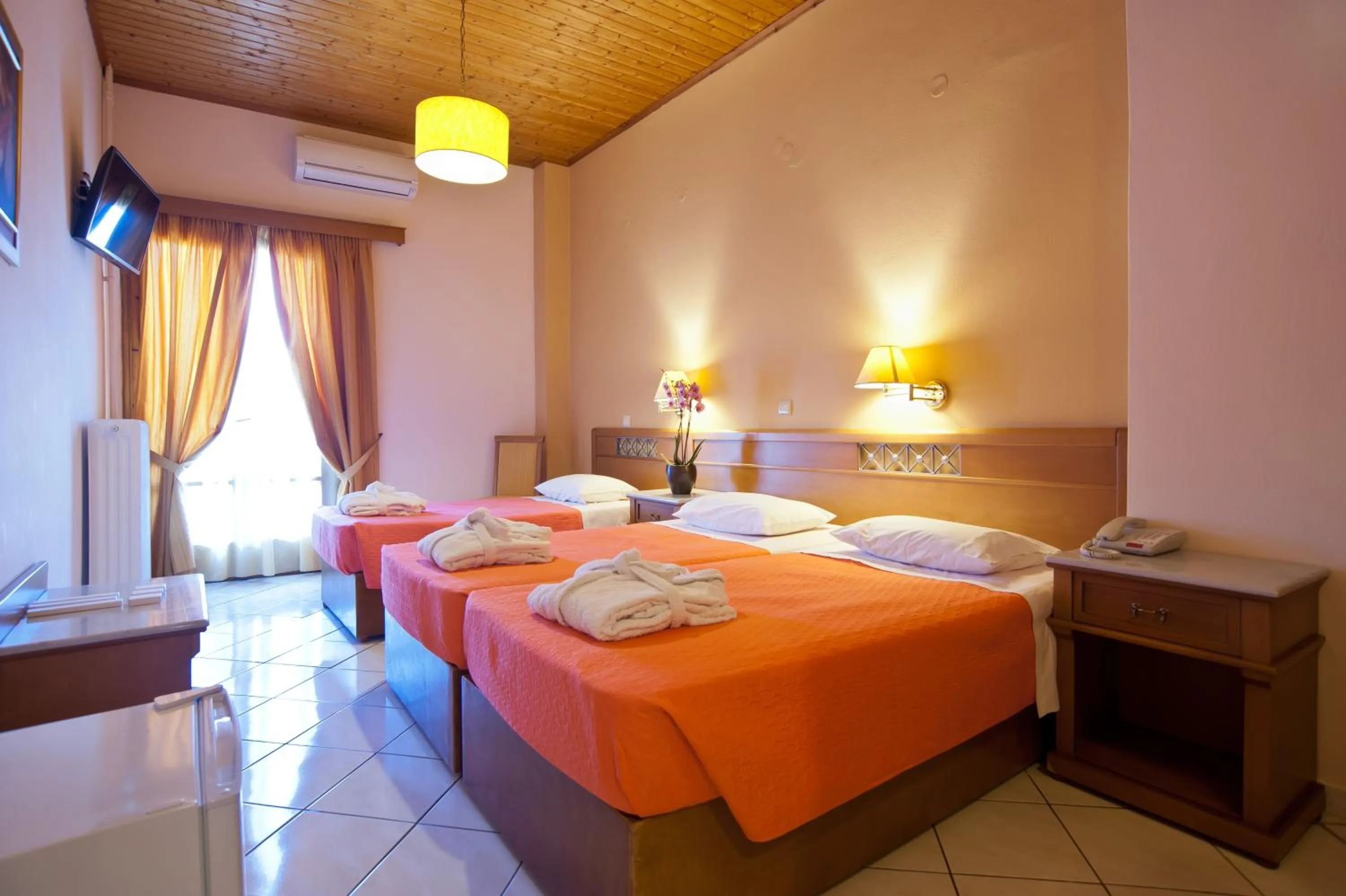 Photo of the whole room, Bed in Acropole Delphi City Hotel