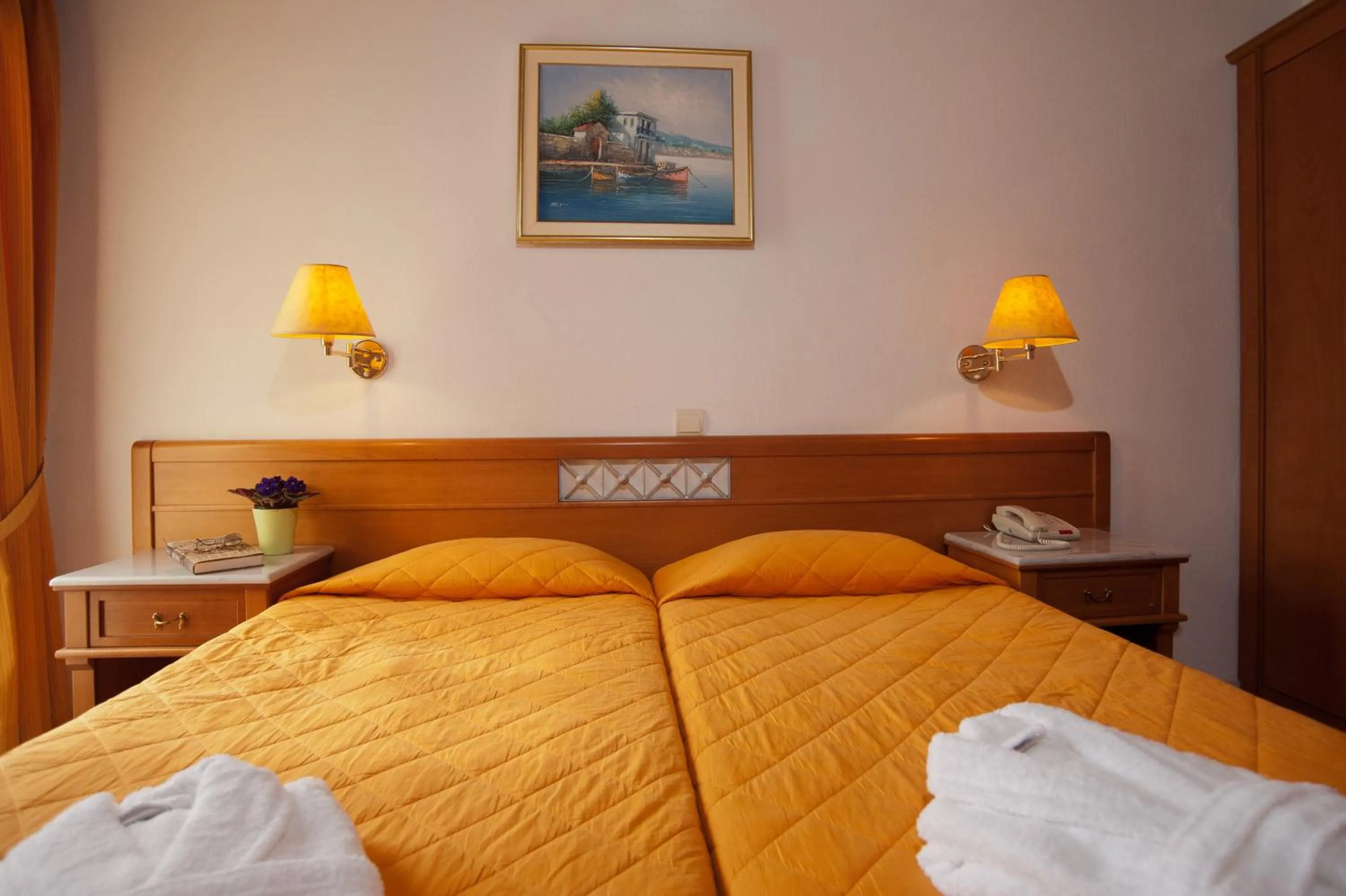 Bed in Acropole Delphi City Hotel