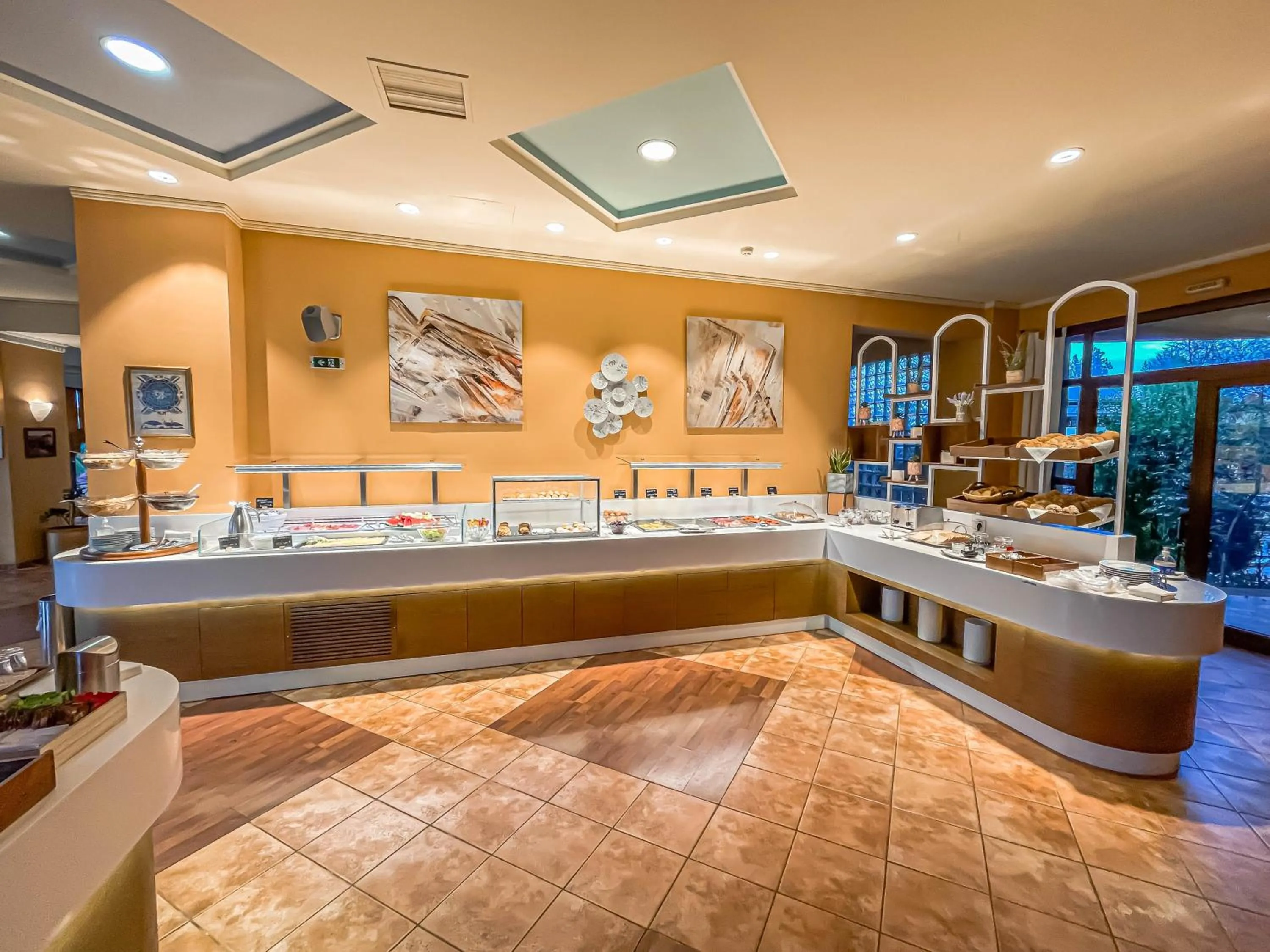 Restaurant/places to eat in Ambassador Hotel Thessaloniki