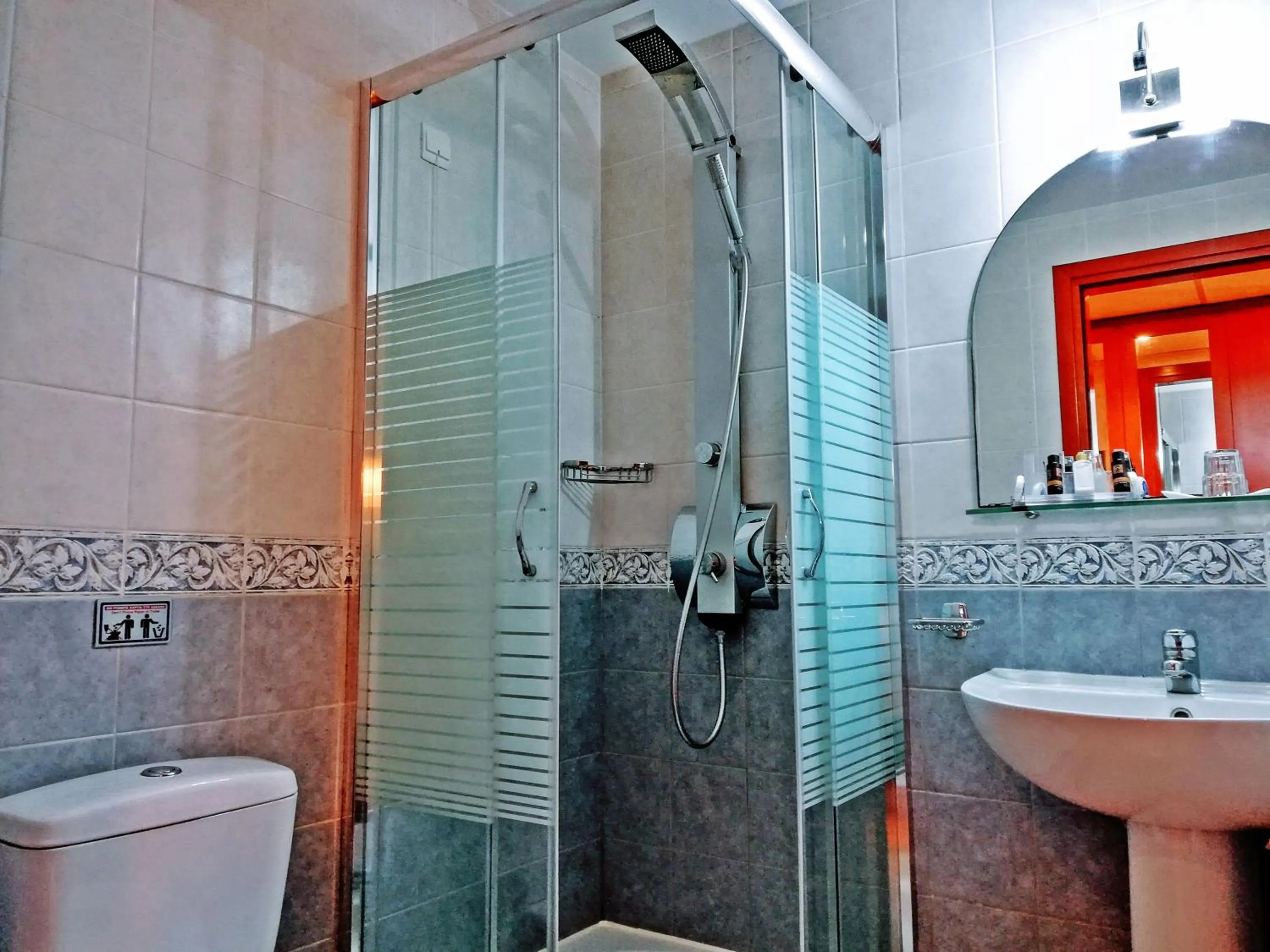 Shower in Ambassador Hotel Thessaloniki