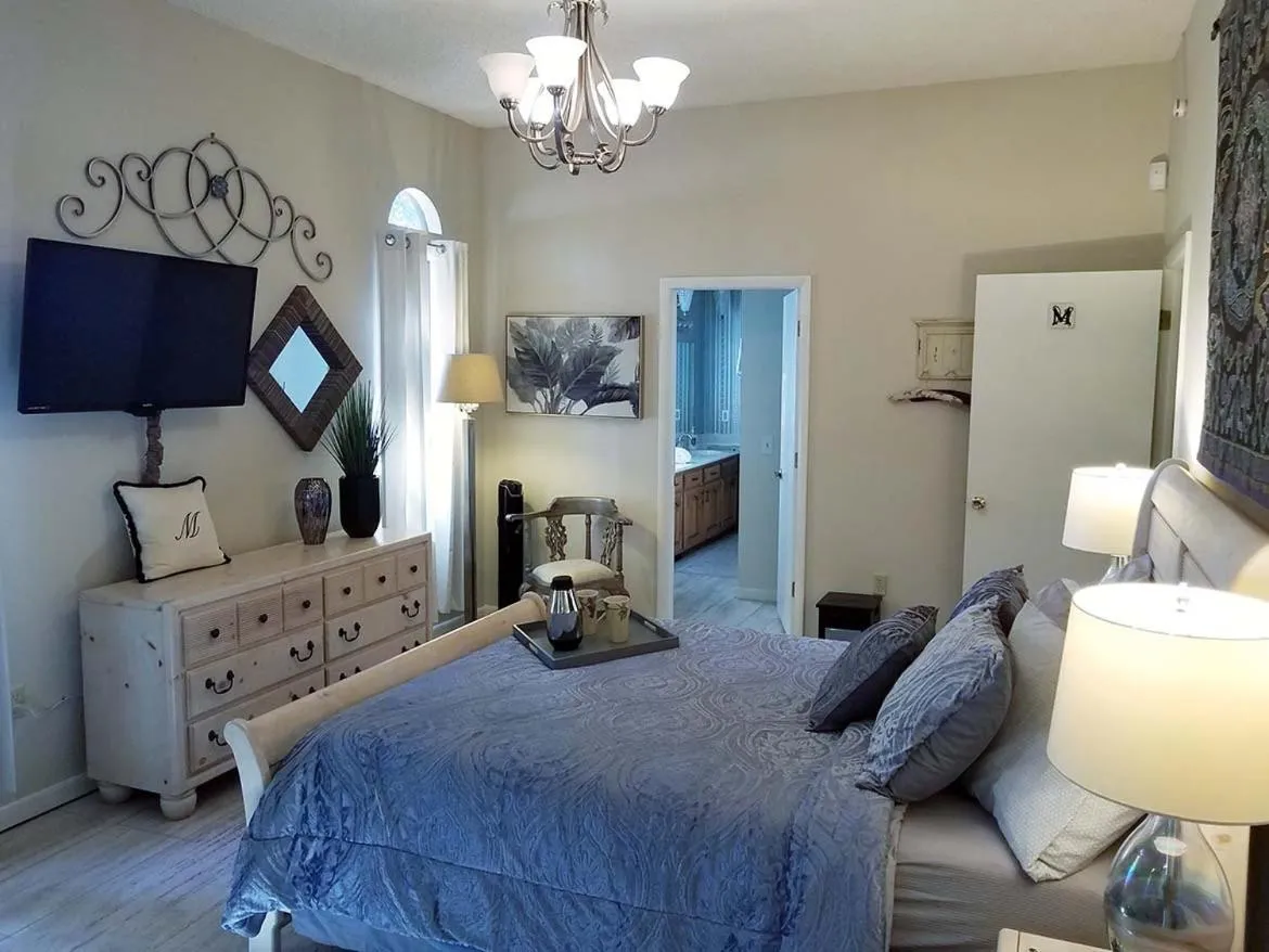 Photo of the whole room, Bed in Tuscan Manor