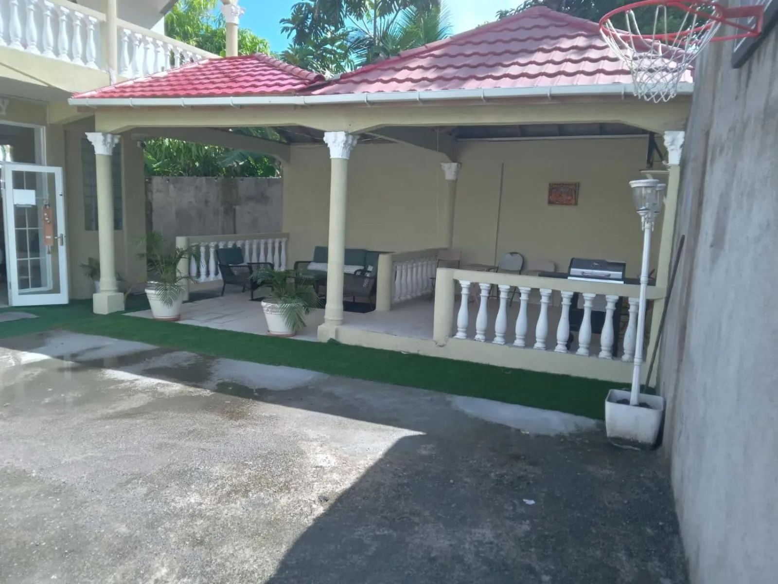 Property building in Comfy Guest Rooms