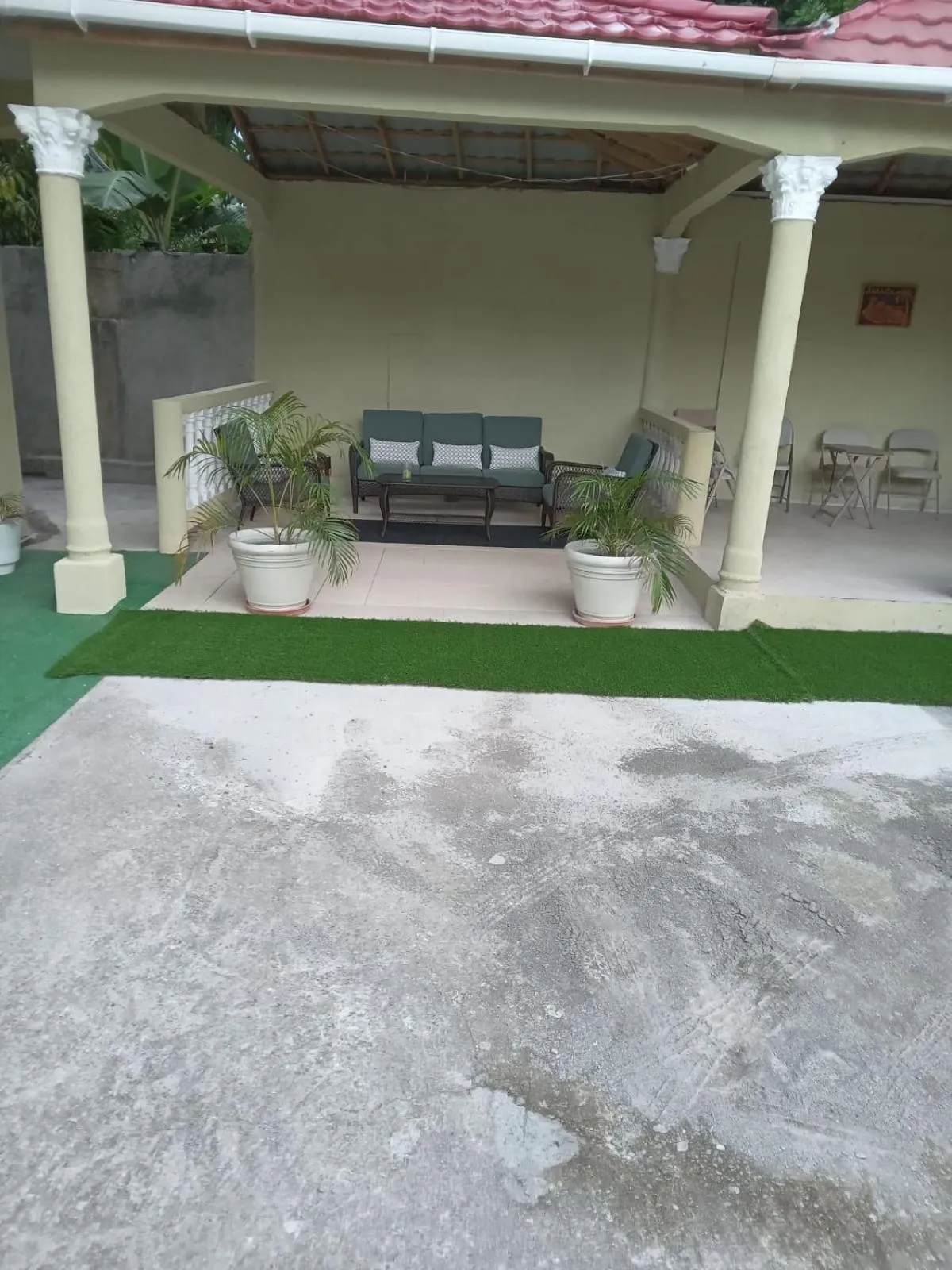 Property building in Comfy Guest Rooms